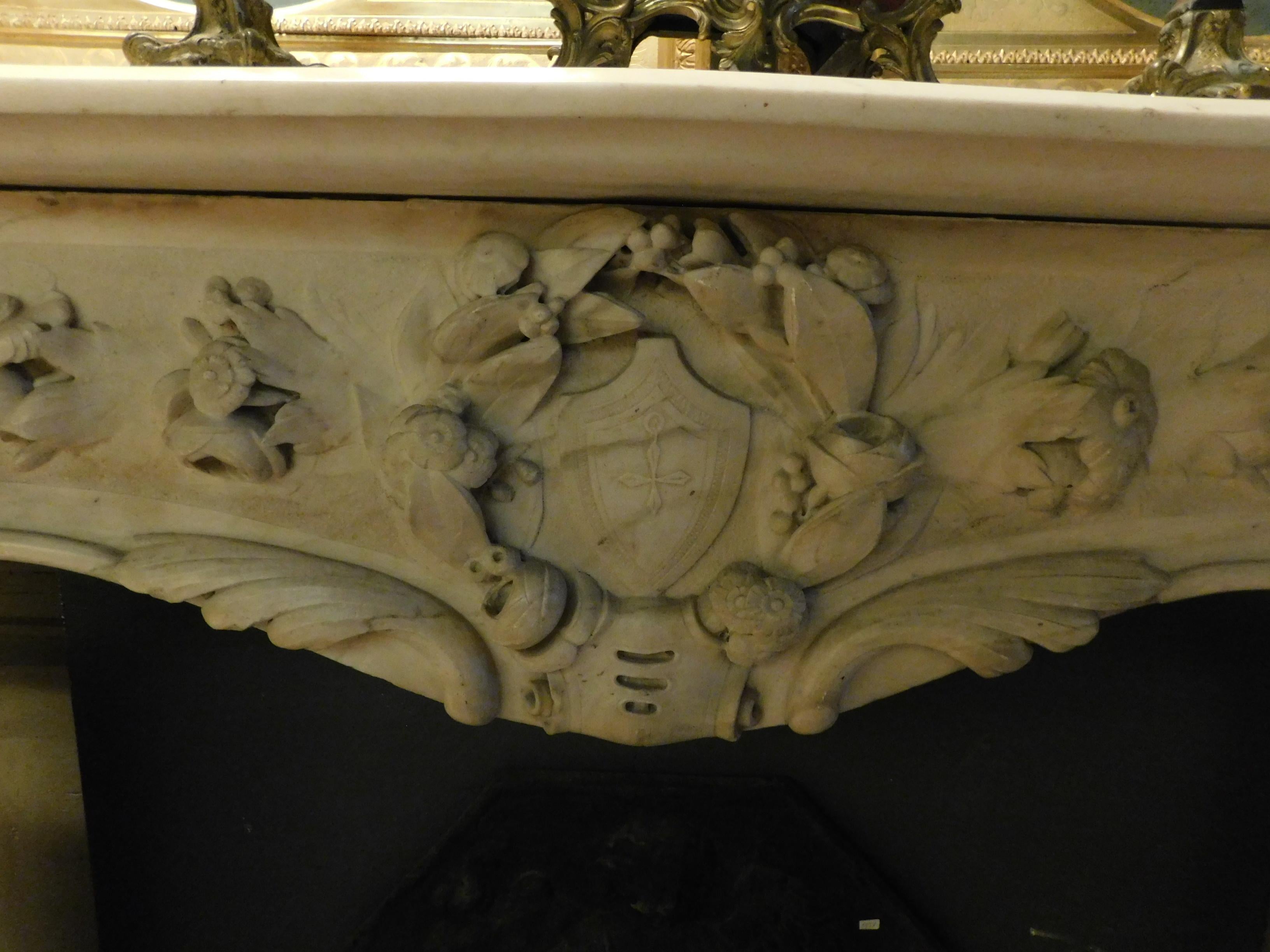 Antique Fireplace Mantle White Carrara Marble, Richly Carved, 19th Century Italy In Good Condition For Sale In Cuneo, Italy (CN)