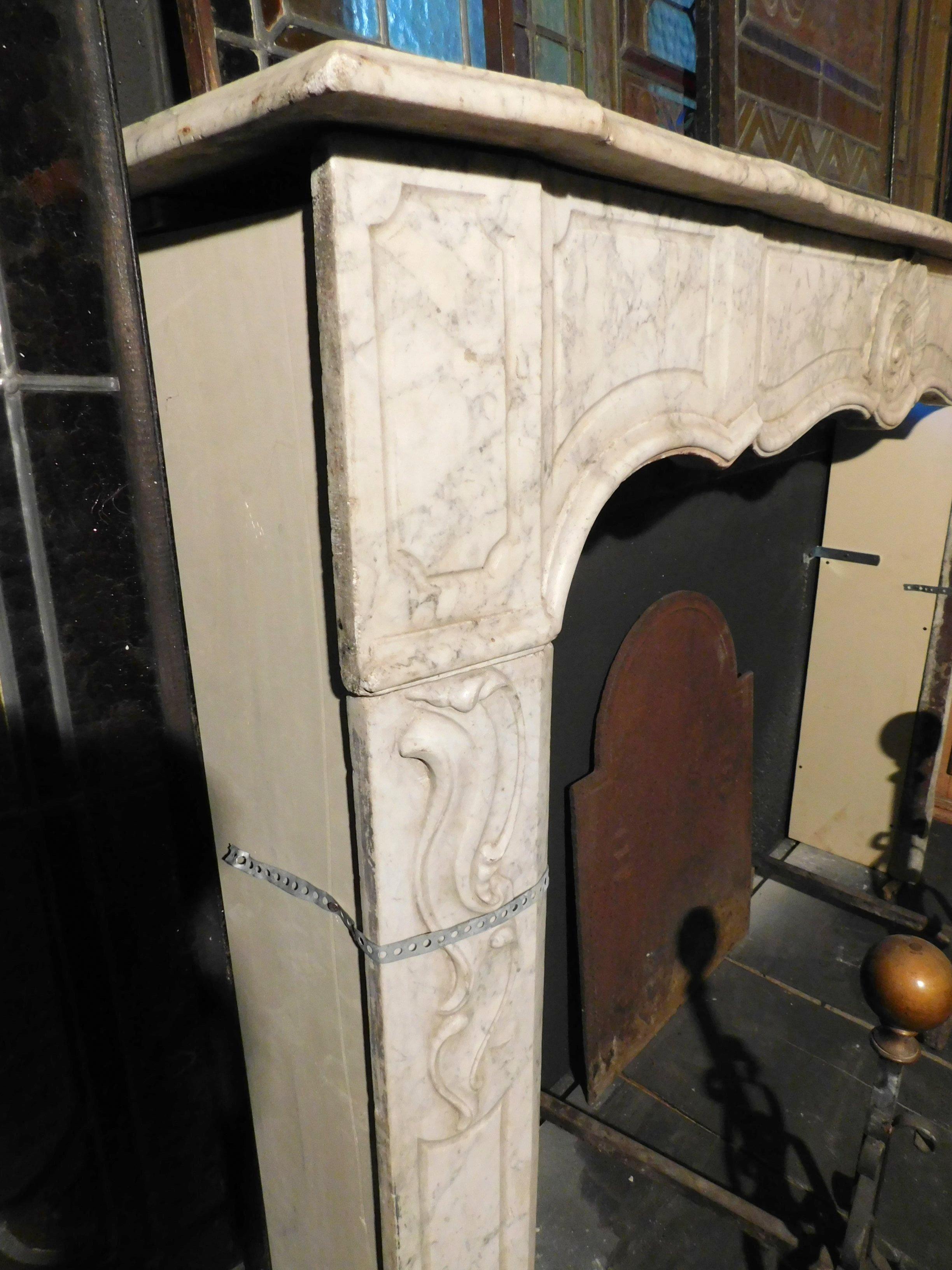 Antique Fireplace Mantle White Carrara Marble, Sculpted Shell, 18th Century Italy For Sale 5