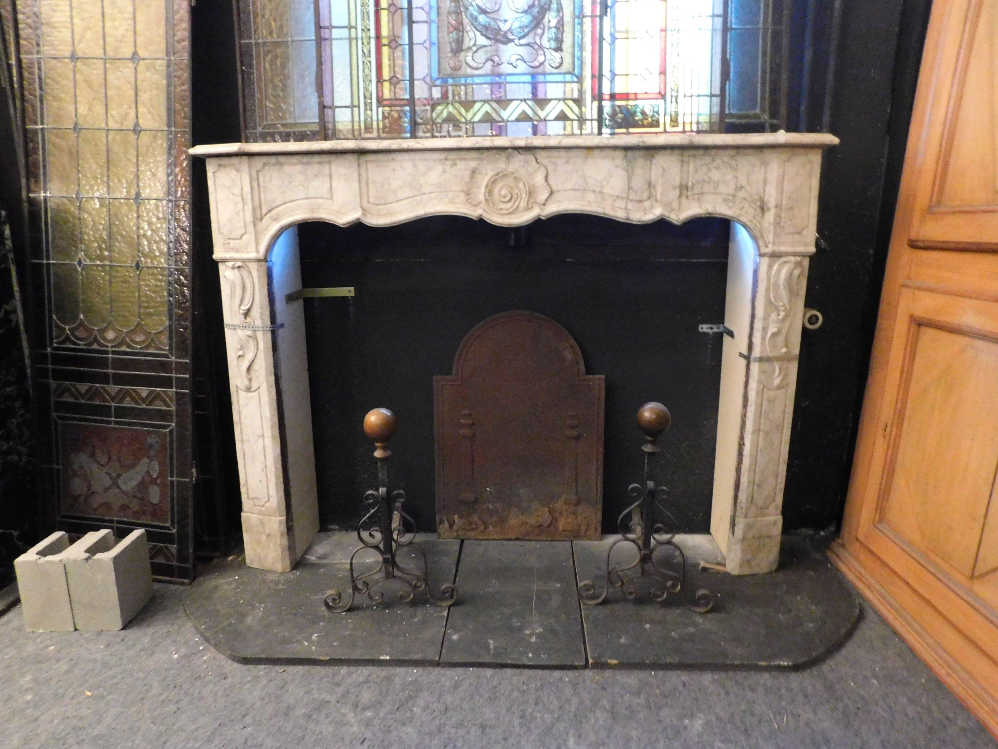 Antique Fireplace Mantle White Carrara Marble, Sculpted Shell, 18th Century Italy In Good Condition For Sale In Cuneo, Italy (CN)