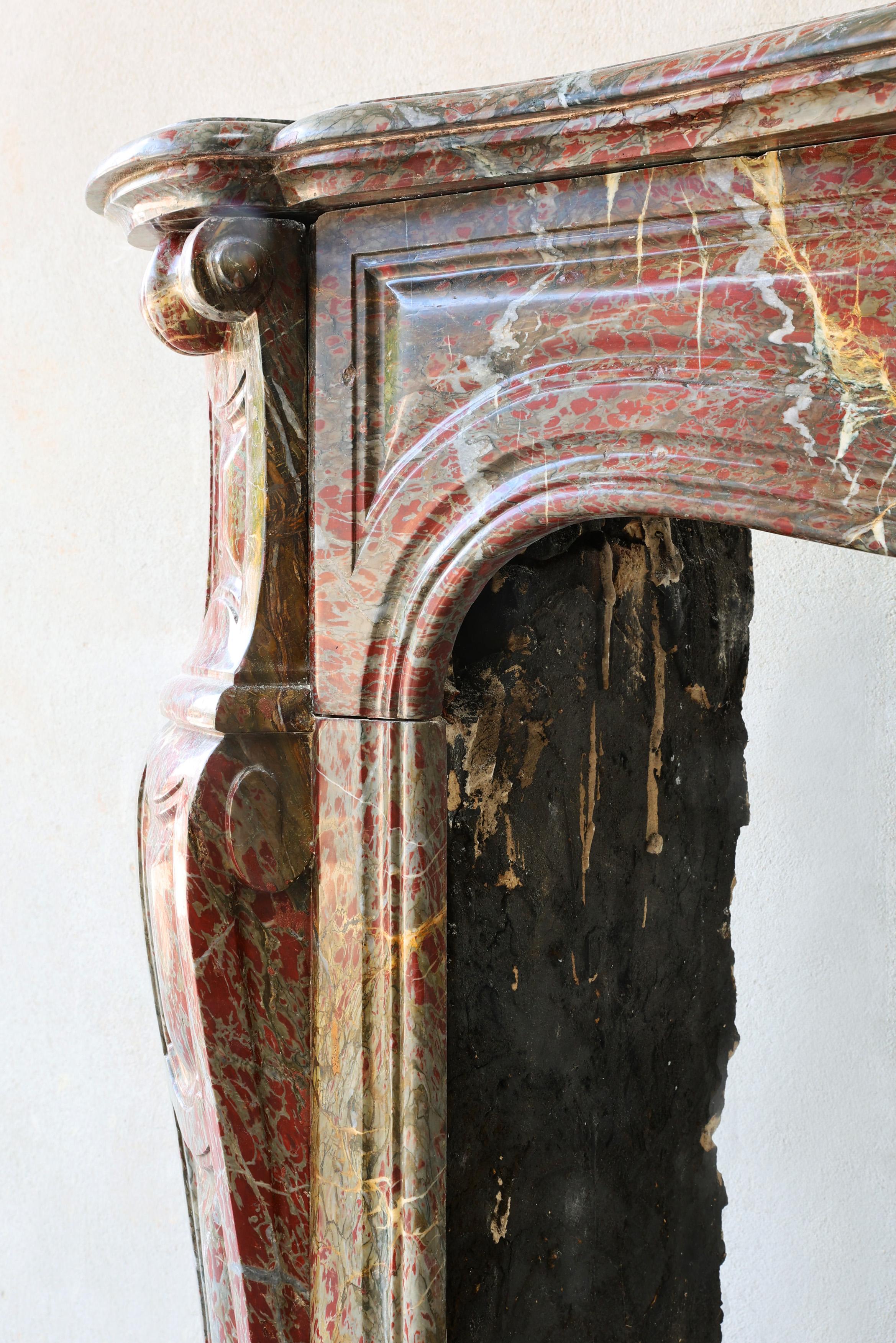 Chimenea antigua de mármol Campan Rouge de estilo Pompadour, siglo XIX en venta 4