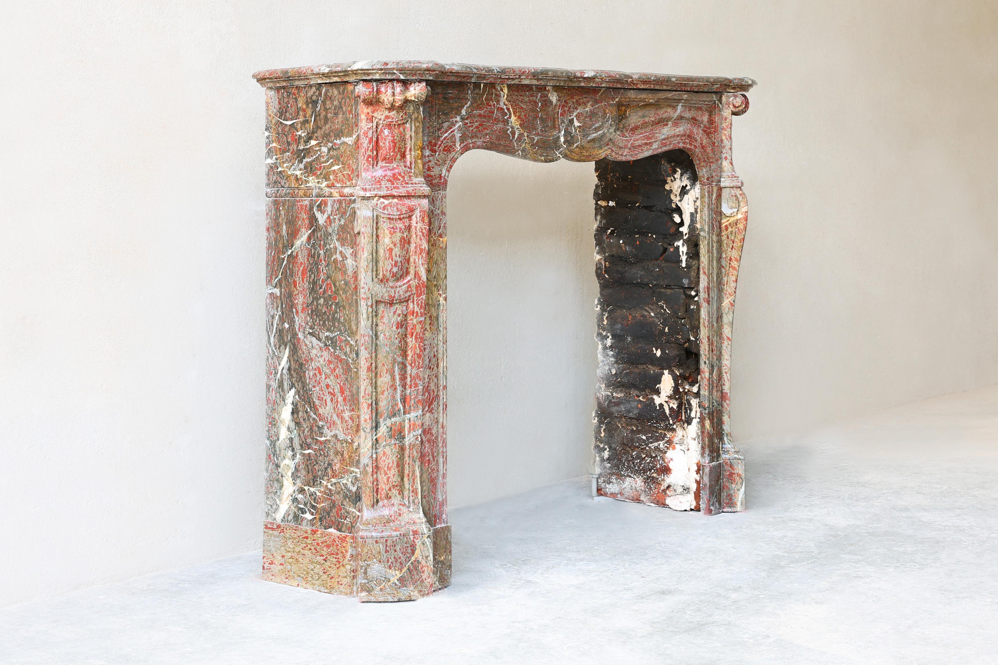 Auténtica repisa de mármol francesa del siglo XIX de estilo Pompadour. Hecho de mármol rojo veteado y ricamente detallado, es perfecto para llamar la atención en cualquier interior. Esta antigua repisa de chimenea combina la elegancia francesa con