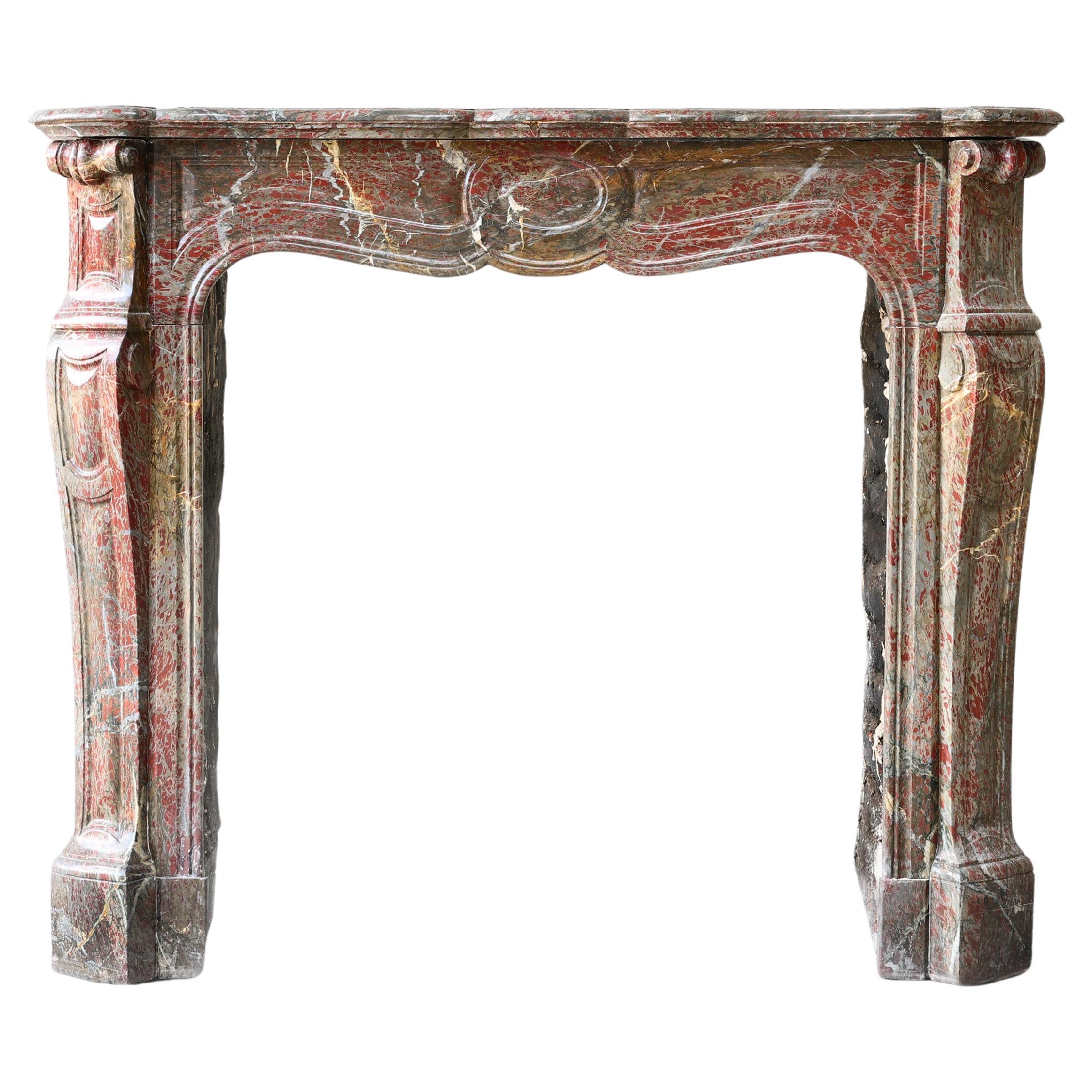 Chimenea antigua de mármol Campan Rouge de estilo Pompadour, siglo XIX en venta