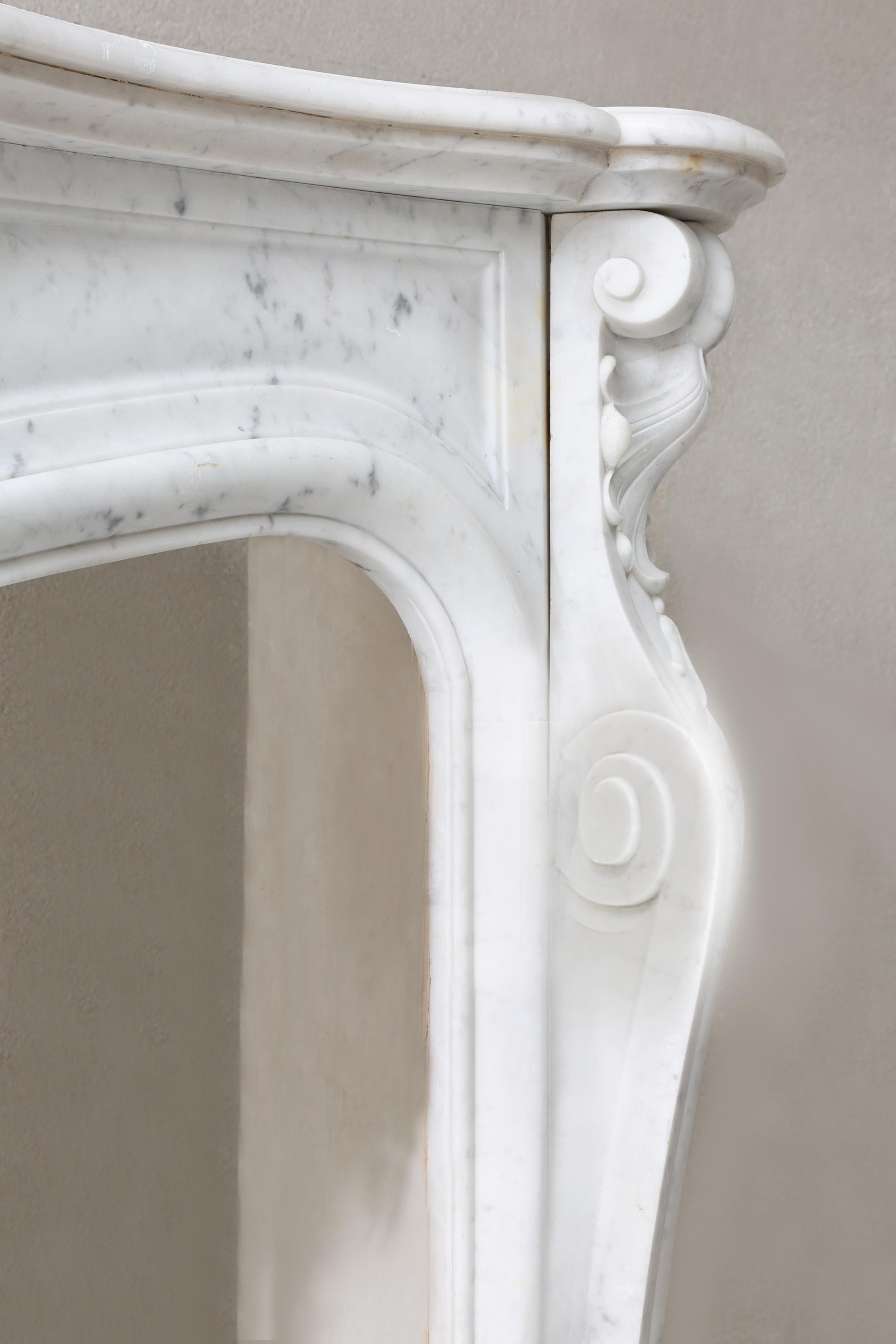 Antiker Kamin aus Carrara-Marmor, 19. Jahrhundert, Louis XV.-Stil im Angebot 6