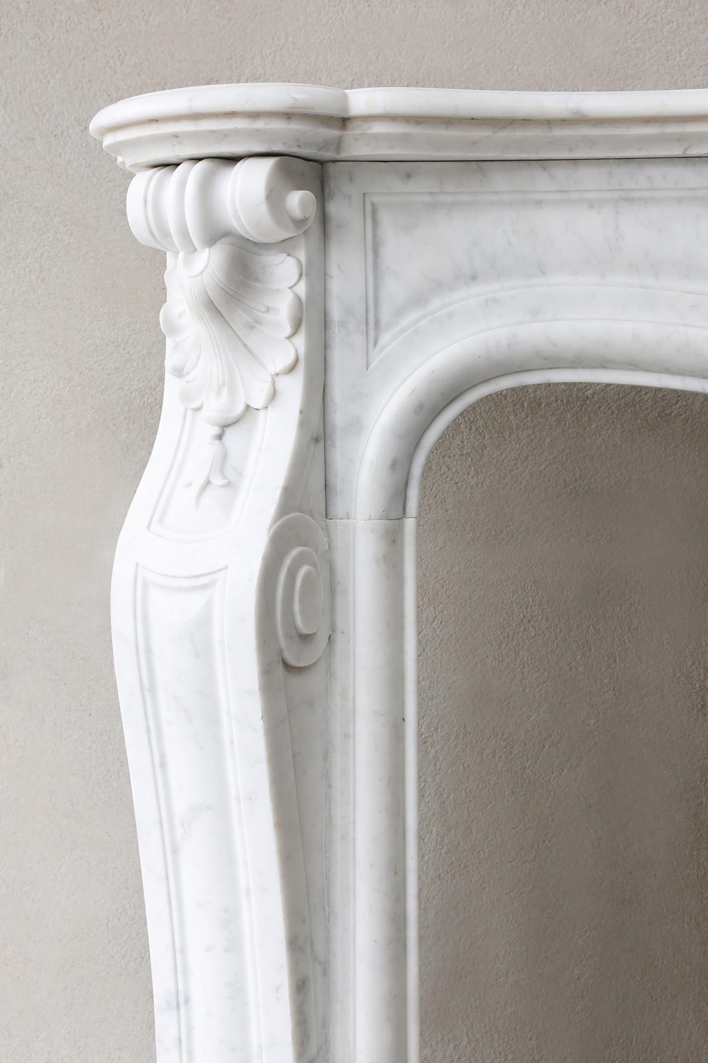 Antiker Kamin aus Carrara-Marmor, 19. Jahrhundert, Louis XV.-Stil im Angebot 7