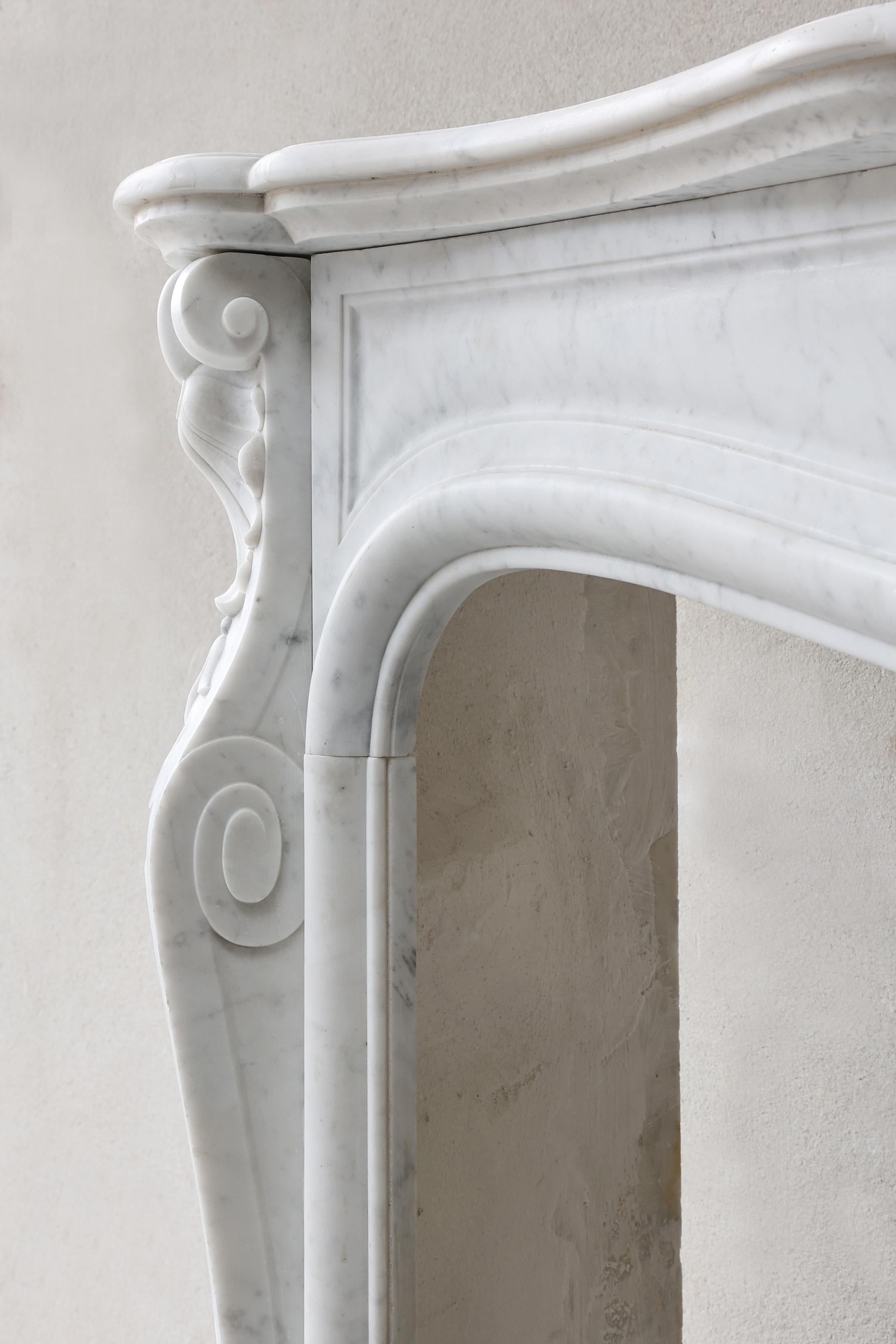 Antiker Kamin aus Carrara-Marmor, 19. Jahrhundert, Louis XV.-Stil im Angebot 8