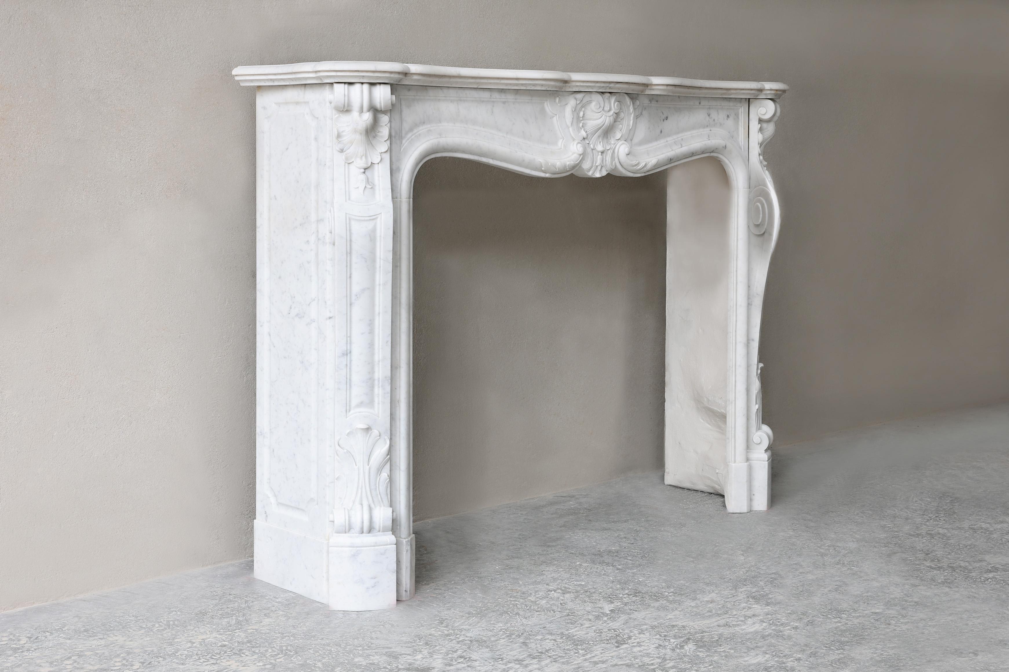 Sehr schöner antiker Kamin aus Carrara-Marmor aus Italien! Diese Kaminumrandung ist im Stil von Louis XV und hat sehr elegante Ornamente und Verzierungen im vorderen Teil und auf den Beinen.  Der Kamin stammt aus dem 19. Jahrhundert. 