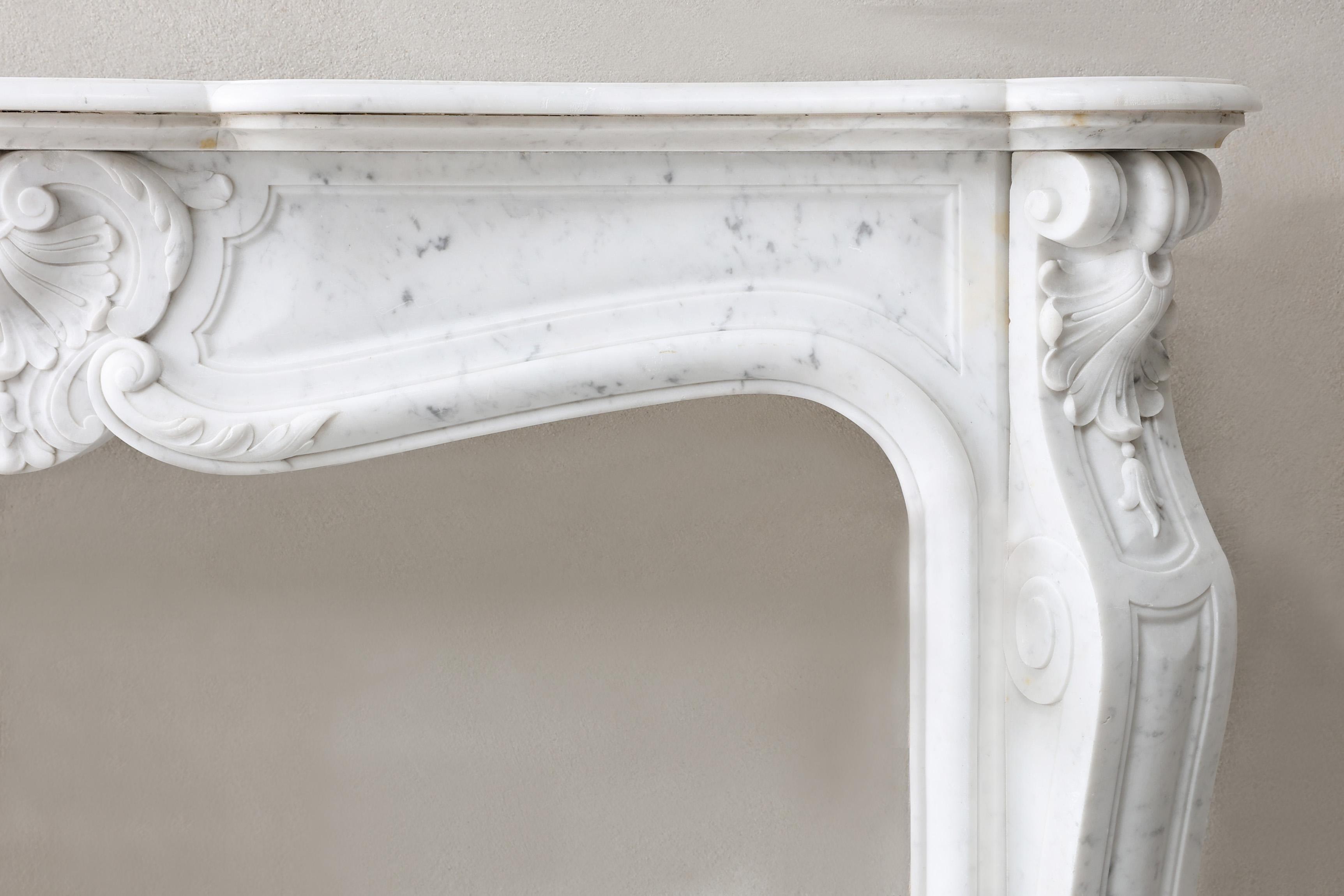 Antiker Kamin aus Carrara-Marmor, 19. Jahrhundert, Louis XV.-Stil (Französisch) im Angebot