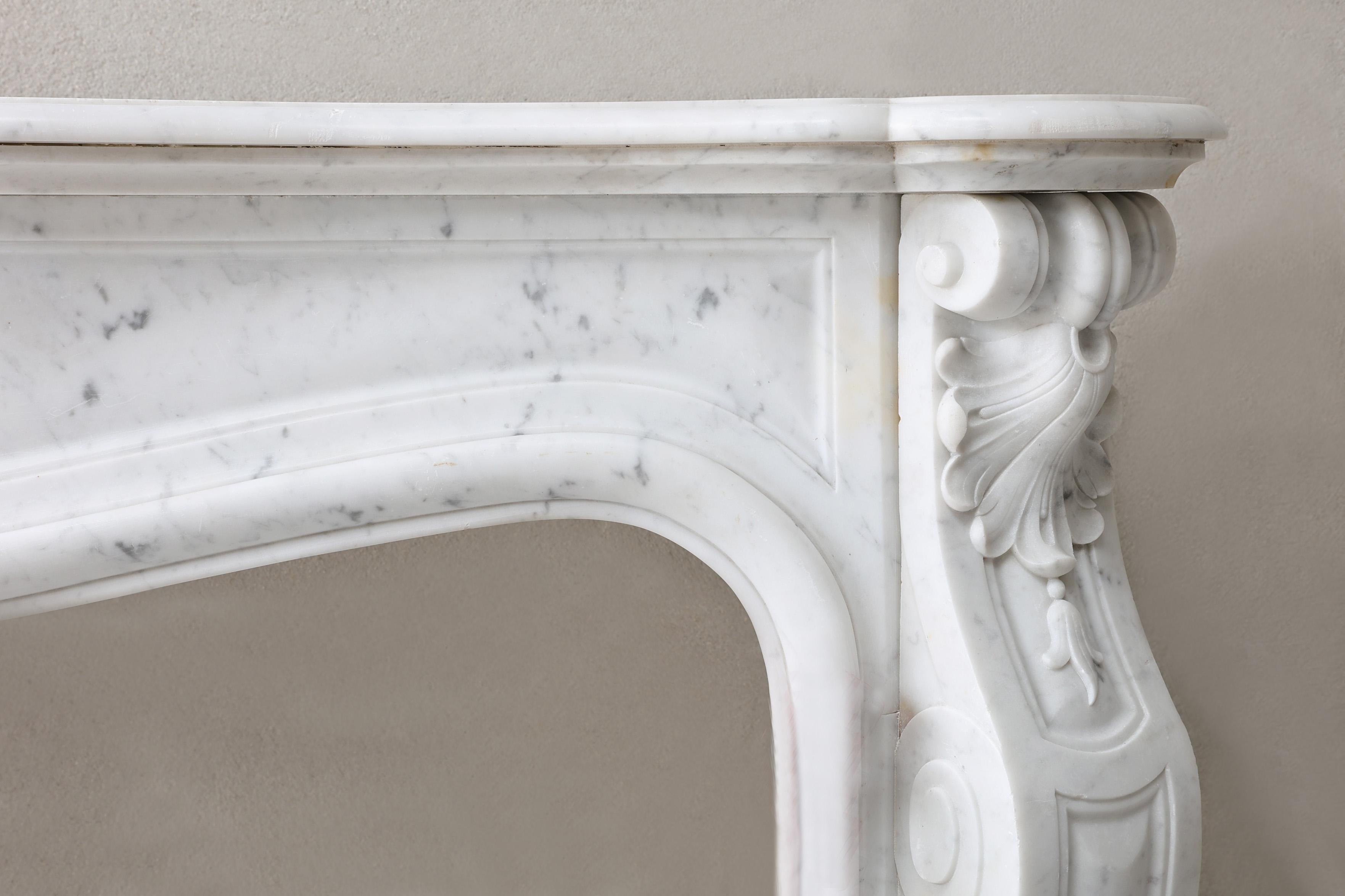 Antiker Kamin aus Carrara-Marmor, 19. Jahrhundert, Louis XV.-Stil im Zustand „Gut“ im Angebot in Made, NL