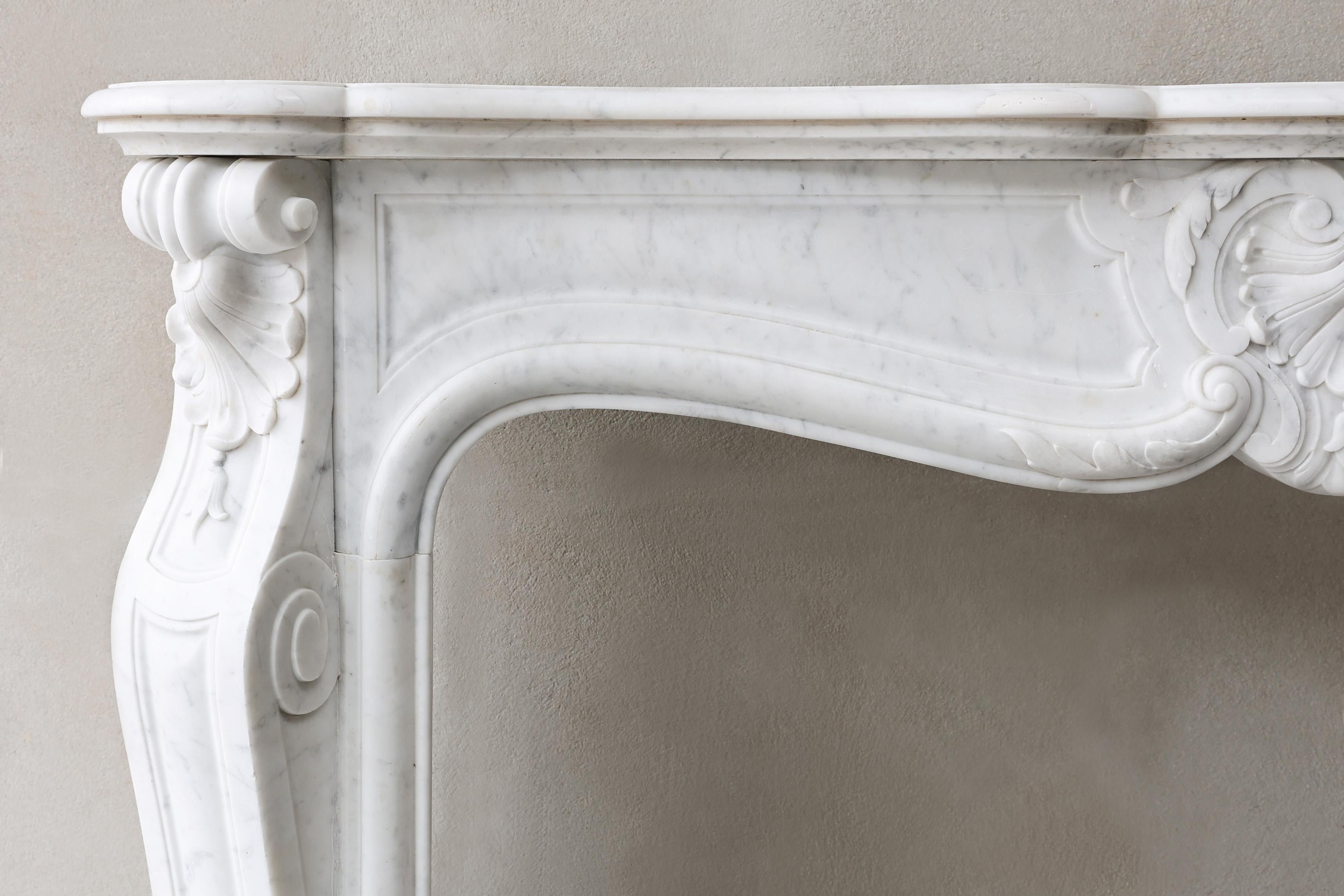 Antiker Kamin aus Carrara-Marmor, 19. Jahrhundert, Louis XV.-Stil im Angebot 1