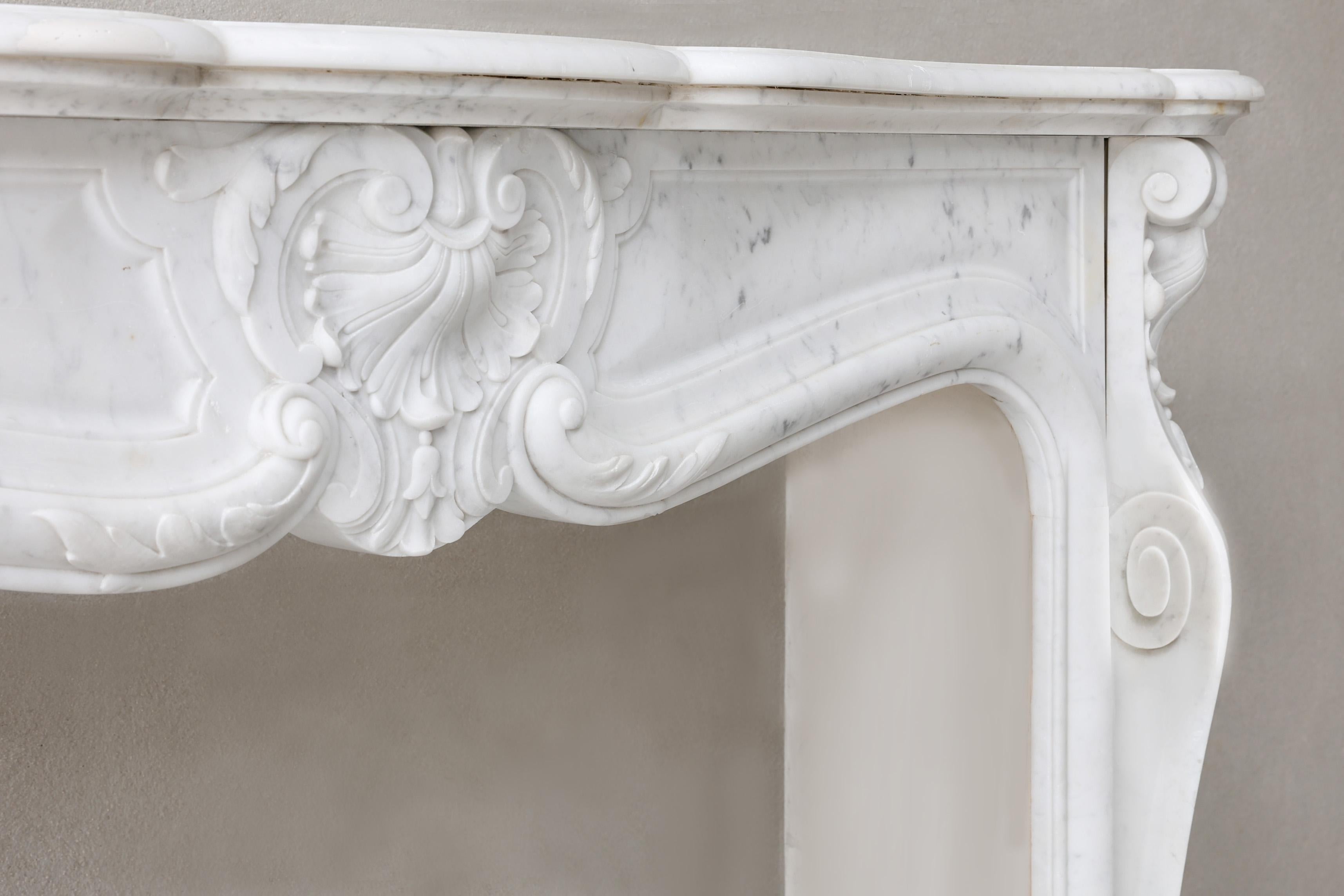 Antiker Kamin aus Carrara-Marmor, 19. Jahrhundert, Louis XV.-Stil im Angebot 2
