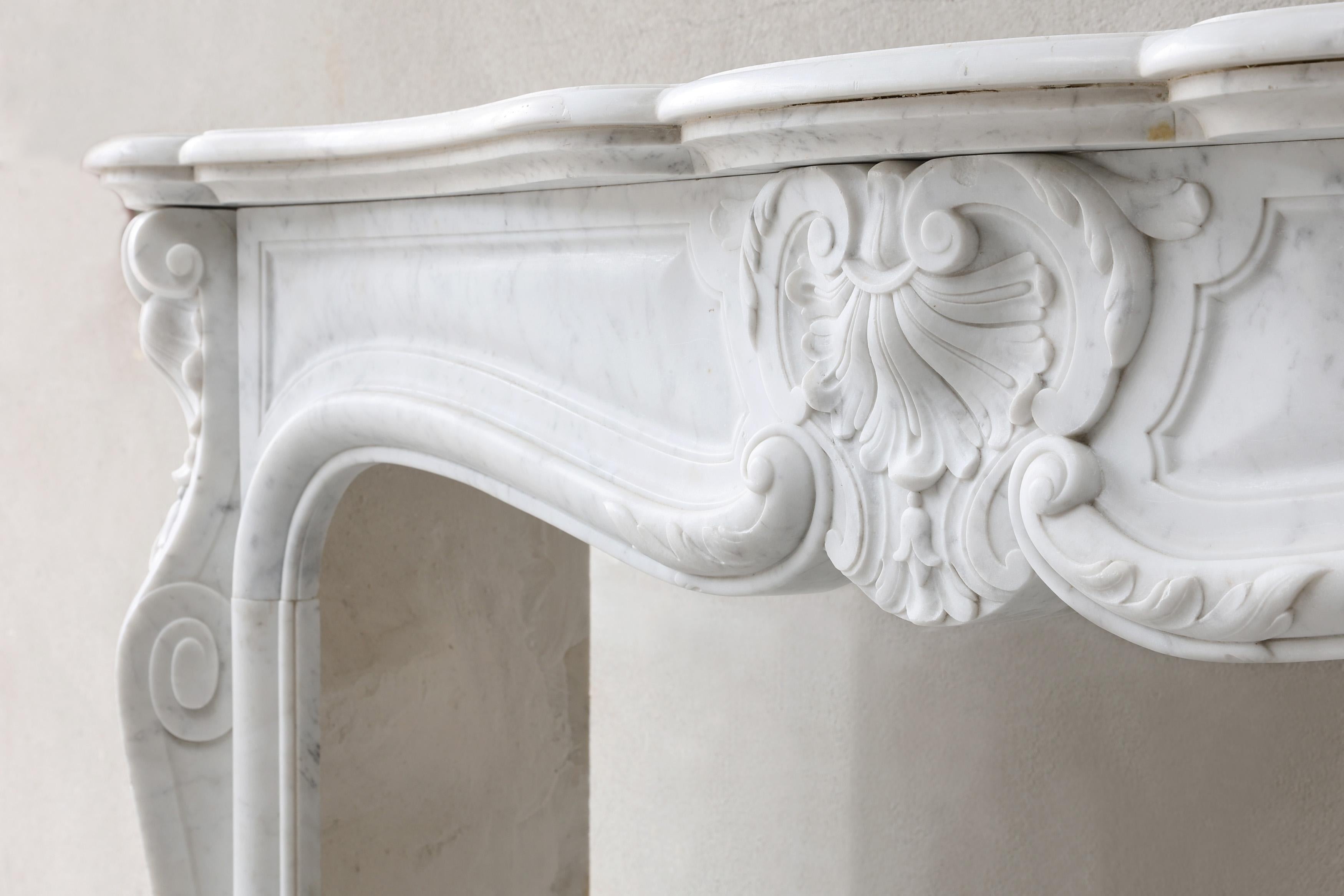 Antiker Kamin aus Carrara-Marmor, 19. Jahrhundert, Louis XV.-Stil im Angebot 3