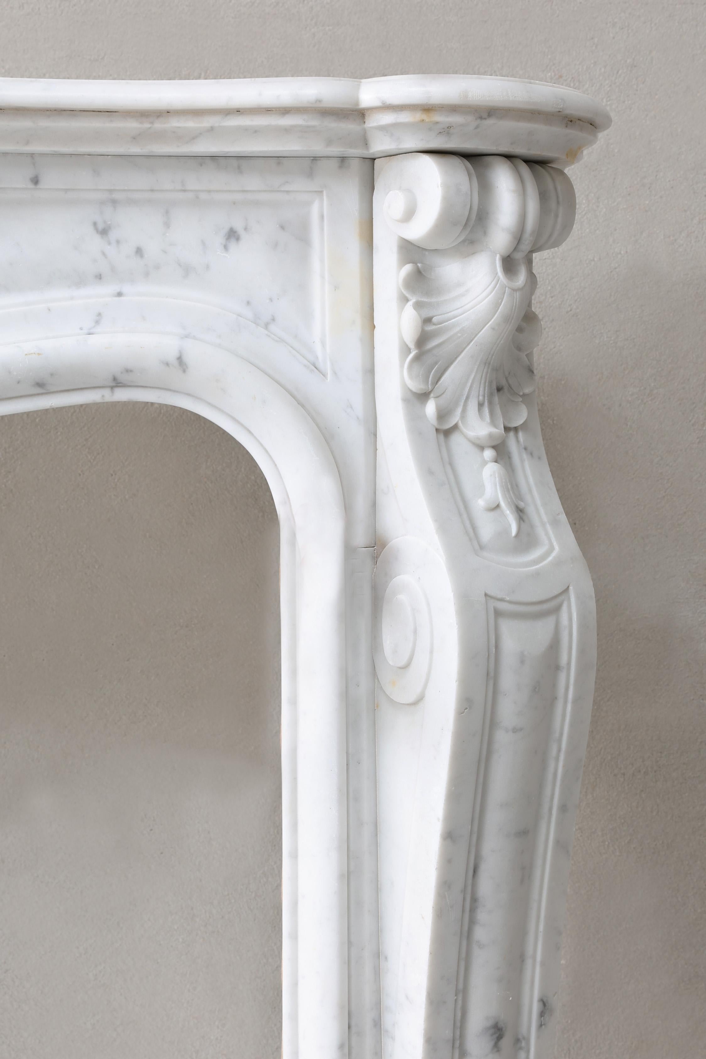 Antiker Kamin aus Carrara-Marmor, 19. Jahrhundert, Louis XV.-Stil im Angebot 4
