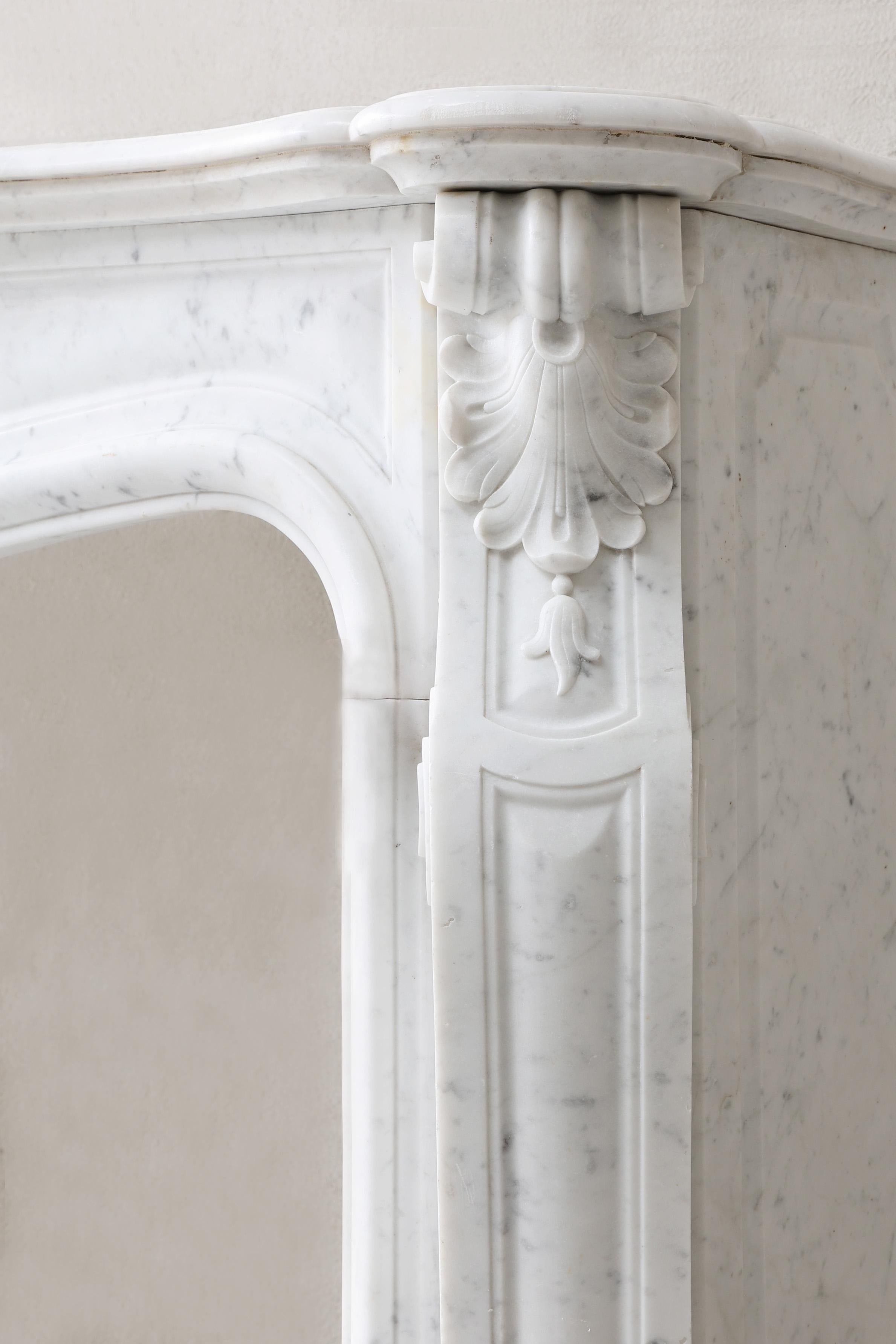 Antiker Kamin aus Carrara-Marmor, 19. Jahrhundert, Louis XV.-Stil im Angebot 5