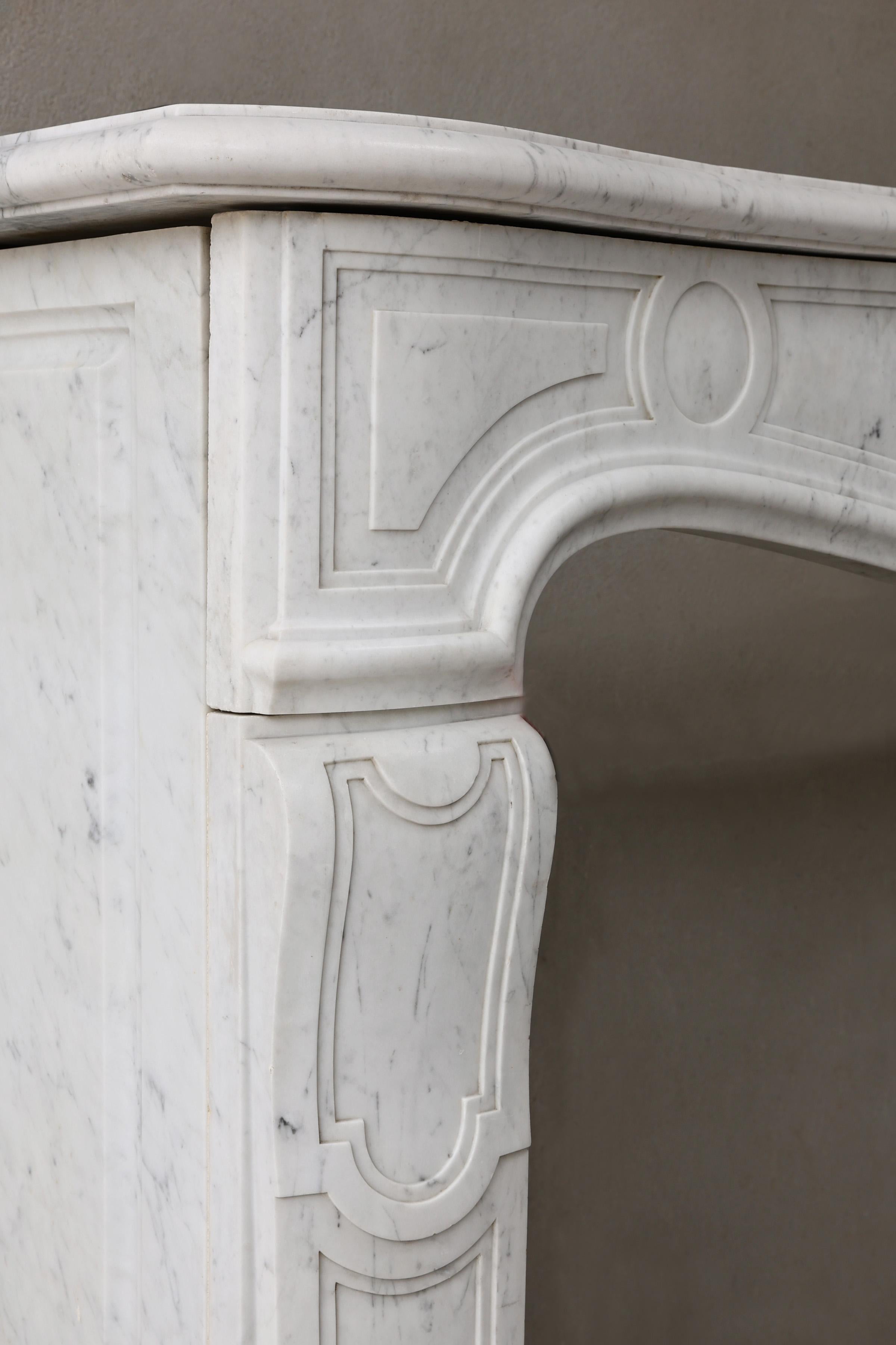 Cheminée ancienne en marbre Carrara de grande taille, style Louis XV, 19e siècle en vente 4