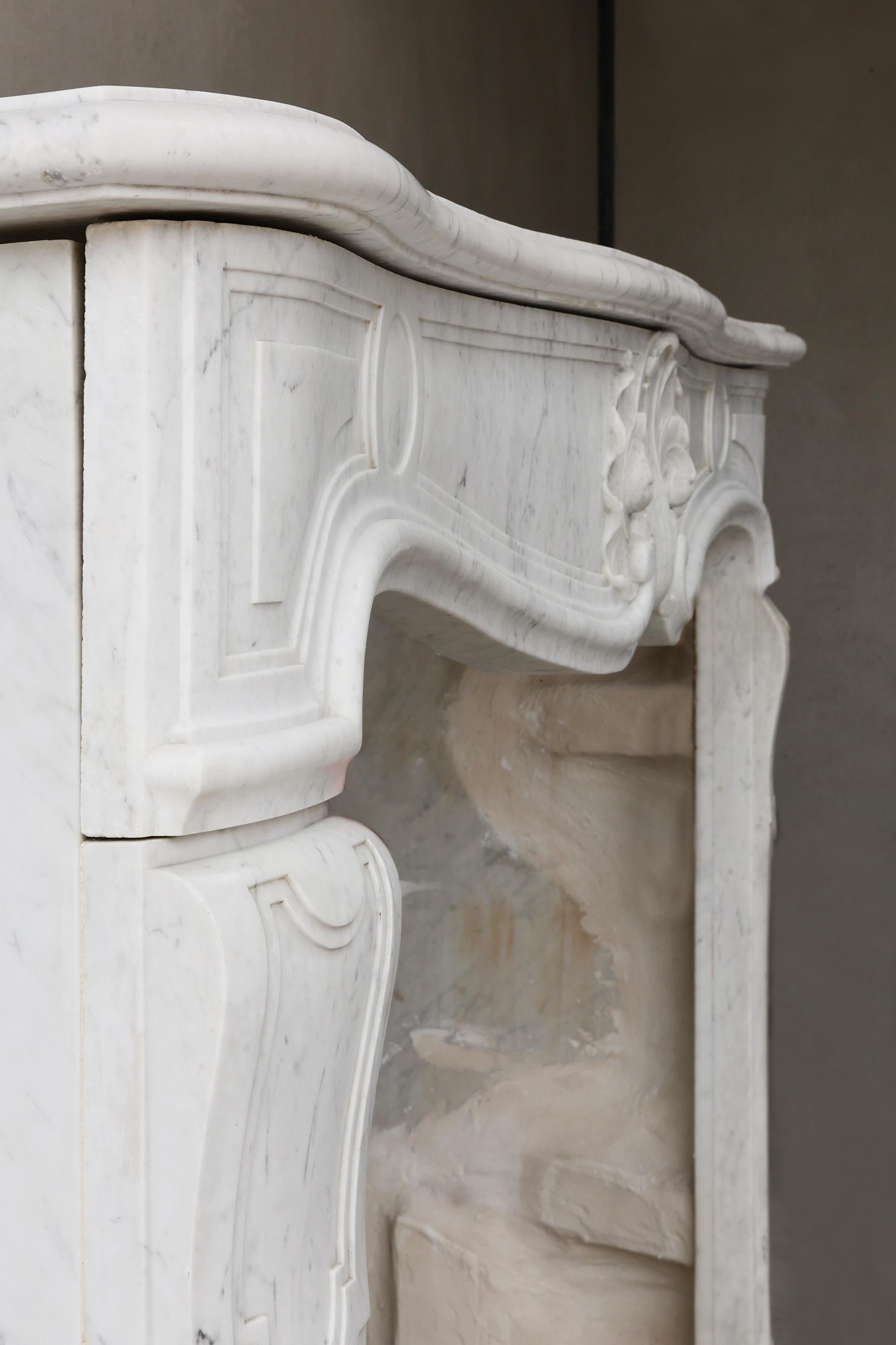Cheminée ancienne en marbre Carrara de grande taille, style Louis XV, 19e siècle en vente 5
