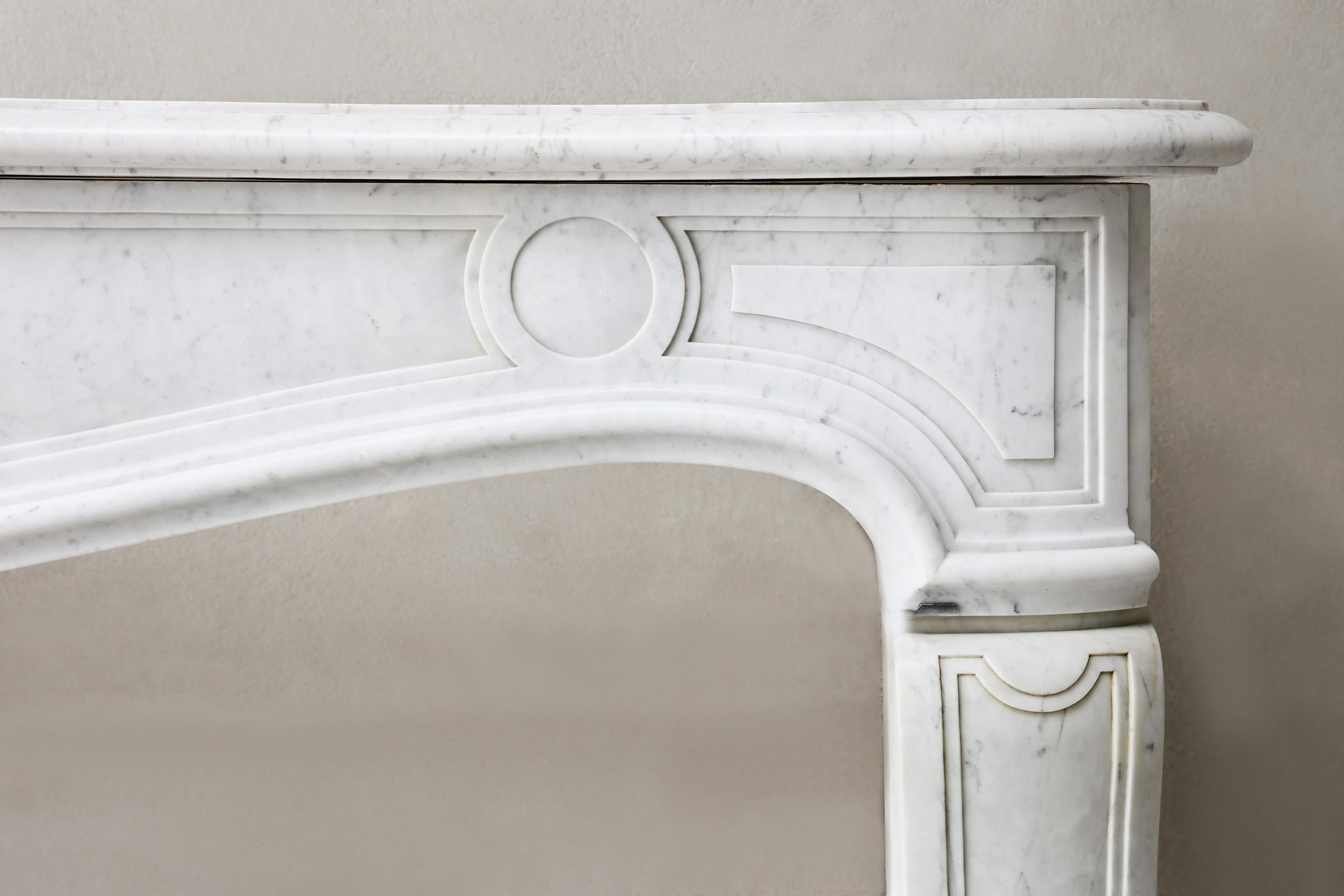 Français Cheminée ancienne en marbre Carrara de grande taille, style Louis XV, 19e siècle en vente