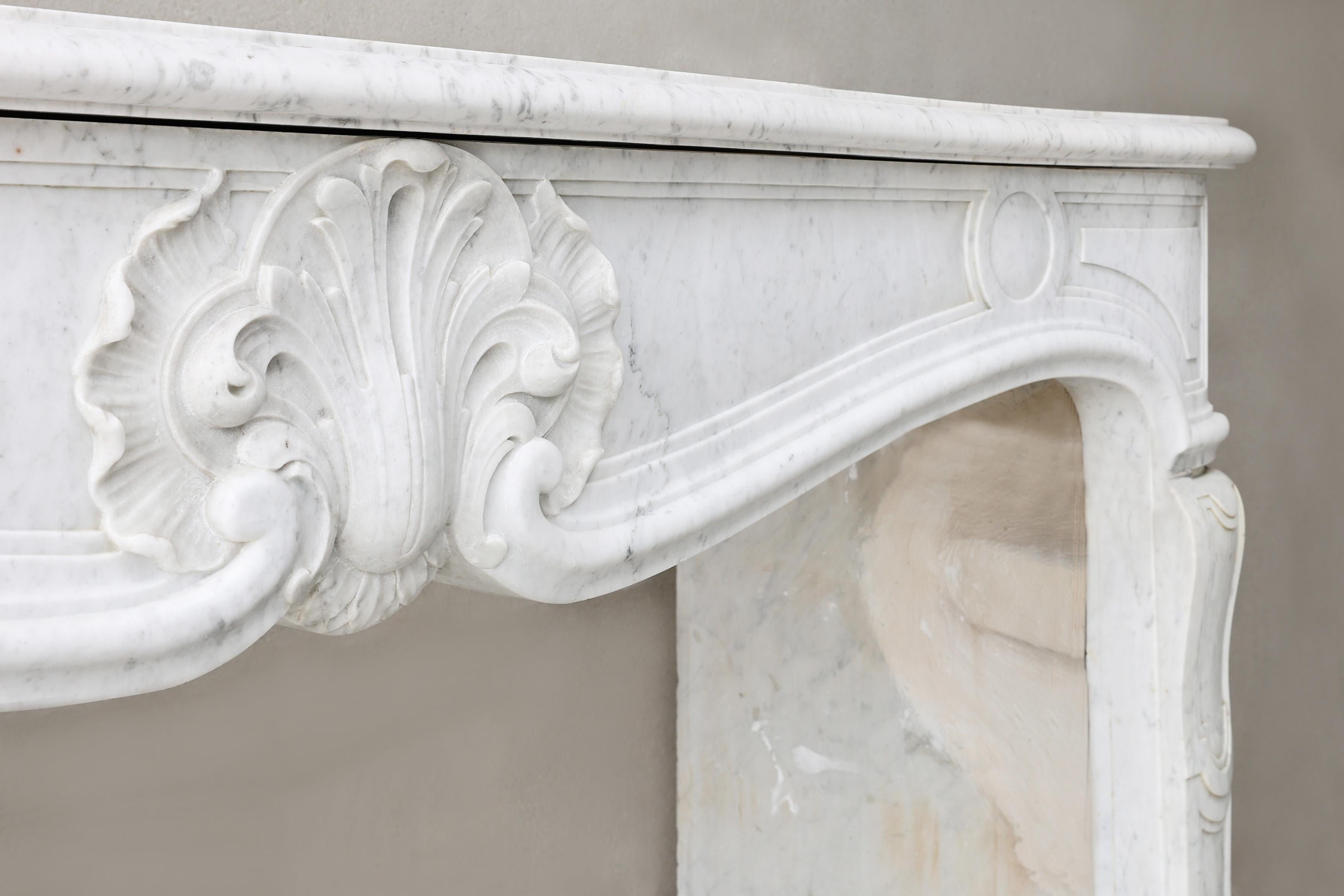 Cheminée ancienne en marbre Carrara de grande taille, style Louis XV, 19e siècle Bon état - En vente à Made, NL