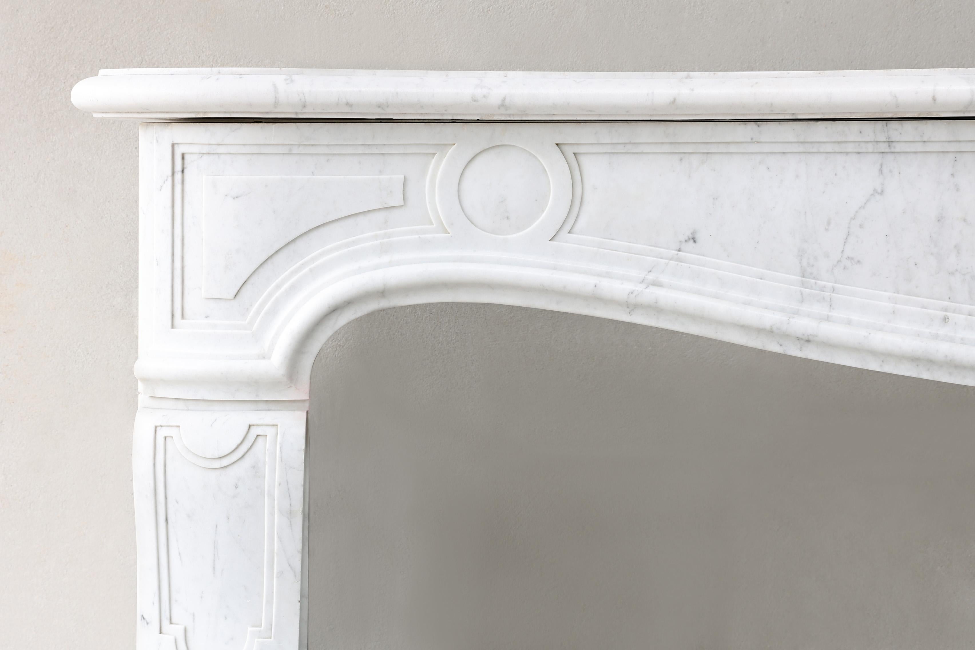 XIXe siècle Cheminée ancienne en marbre Carrara de grande taille, style Louis XV, 19e siècle en vente