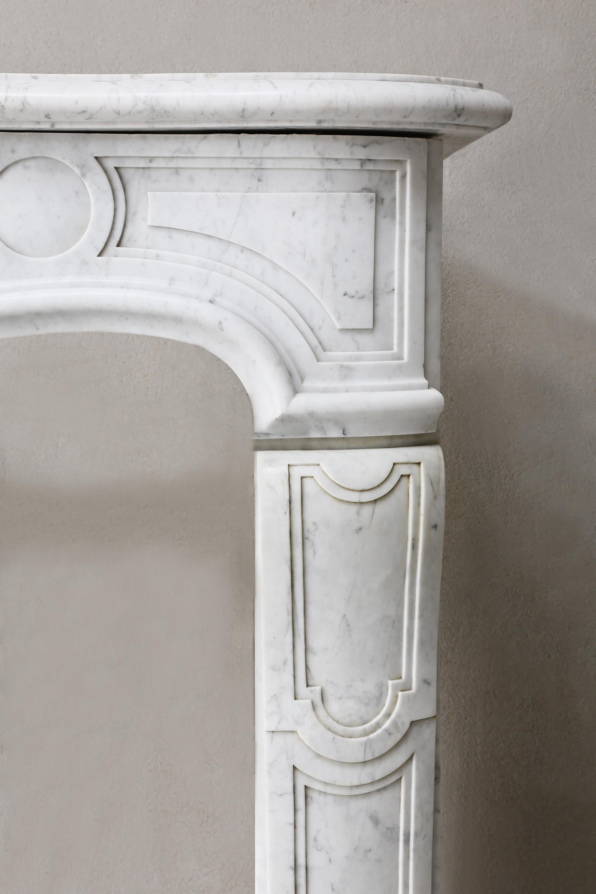 Marbre Cheminée ancienne en marbre Carrara de grande taille, style Louis XV, 19e siècle en vente