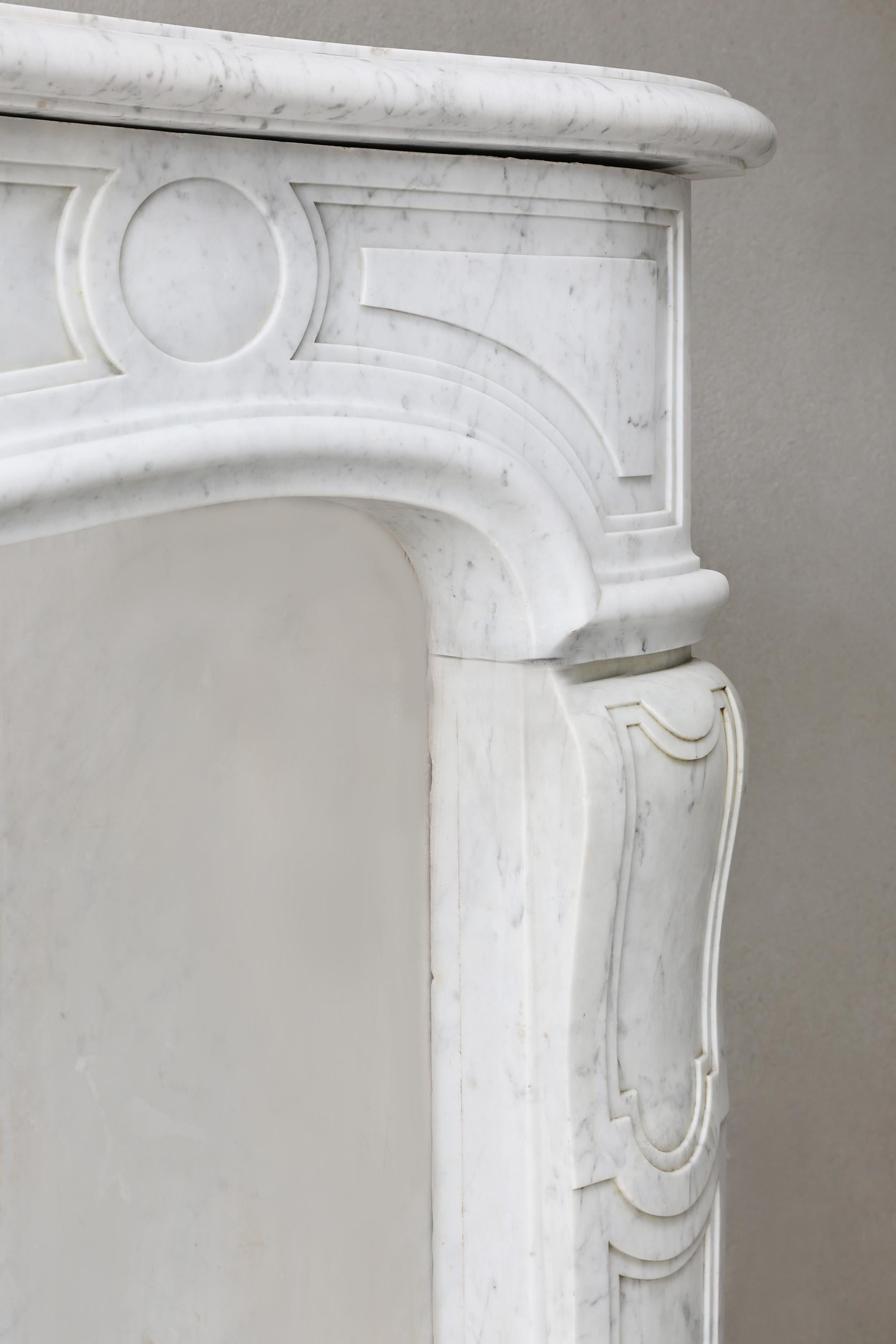 Cheminée ancienne en marbre Carrara de grande taille, style Louis XV, 19e siècle en vente 1