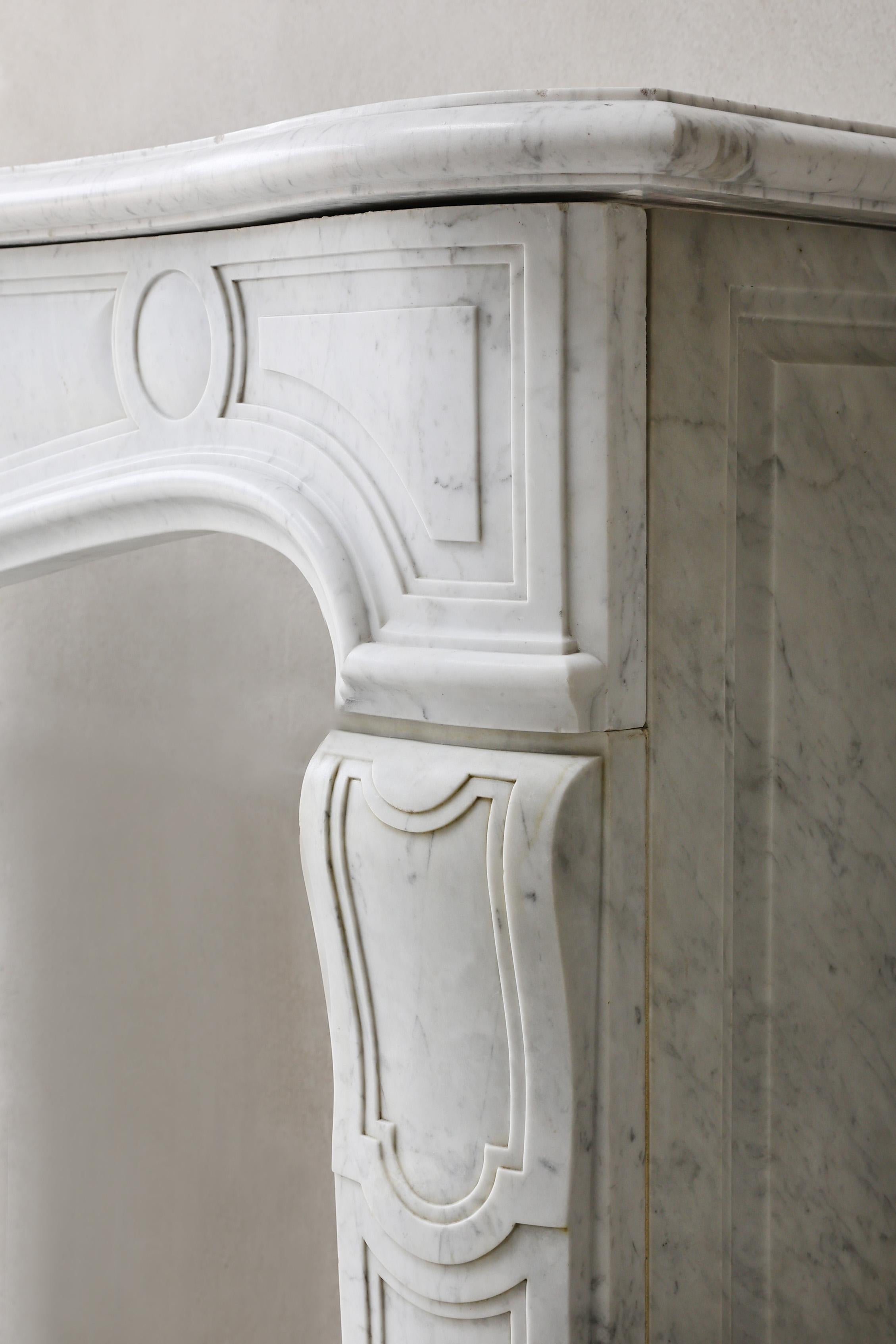 Cheminée ancienne en marbre Carrara de grande taille, style Louis XV, 19e siècle en vente 2