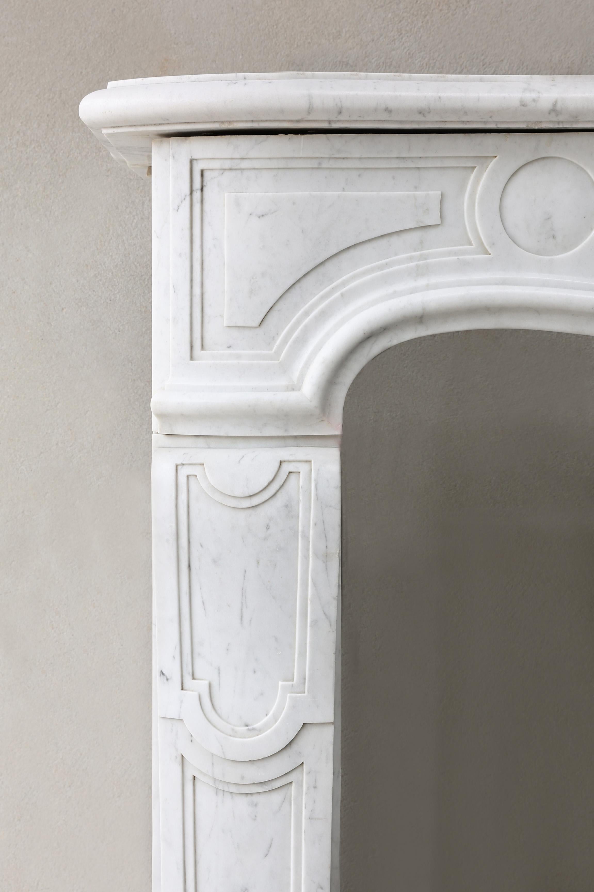 Cheminée ancienne en marbre Carrara de grande taille, style Louis XV, 19e siècle en vente 3