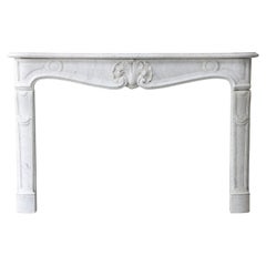 Cheminée ancienne en marbre Carrara de grande taille, style Louis XV, 19e siècle