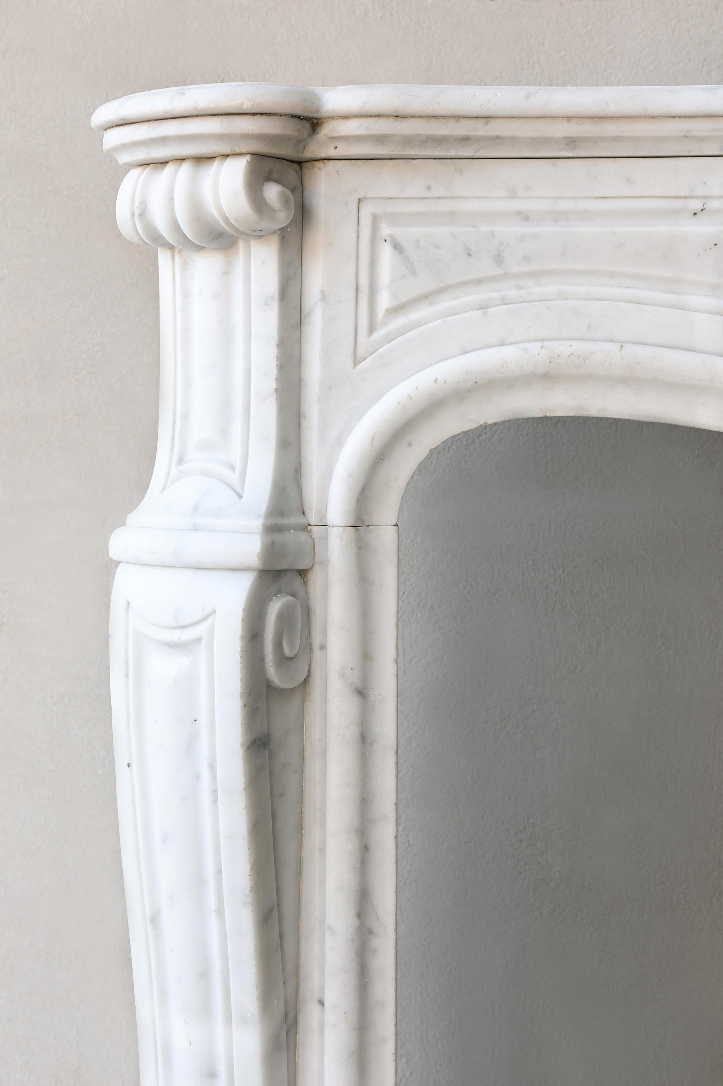 Antiker Kamin aus Carrara-Marmor im Stil von Louis XV. im Angebot 5
