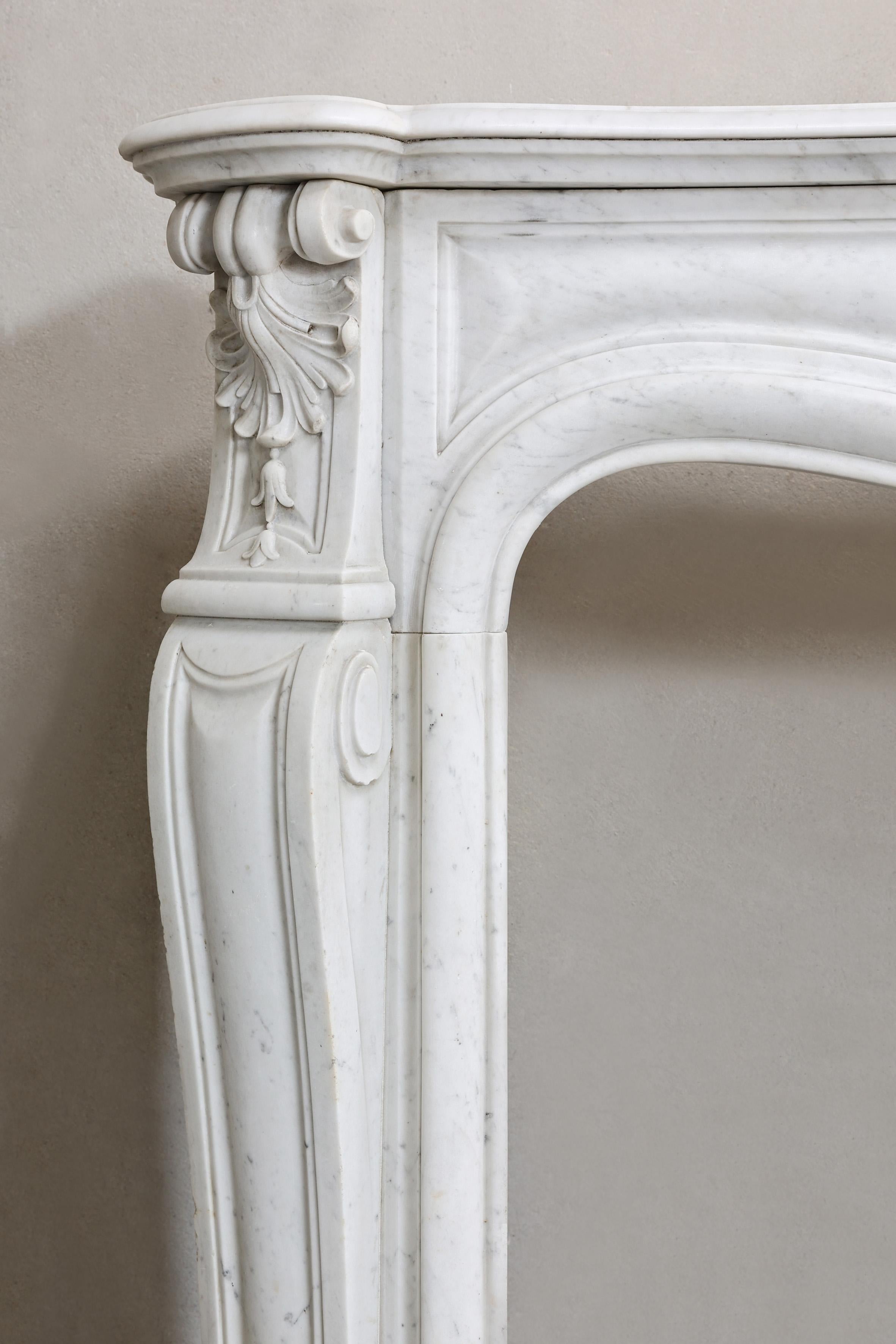 Antique fireplace of carrara marble in style of Louis XV For Sale 4