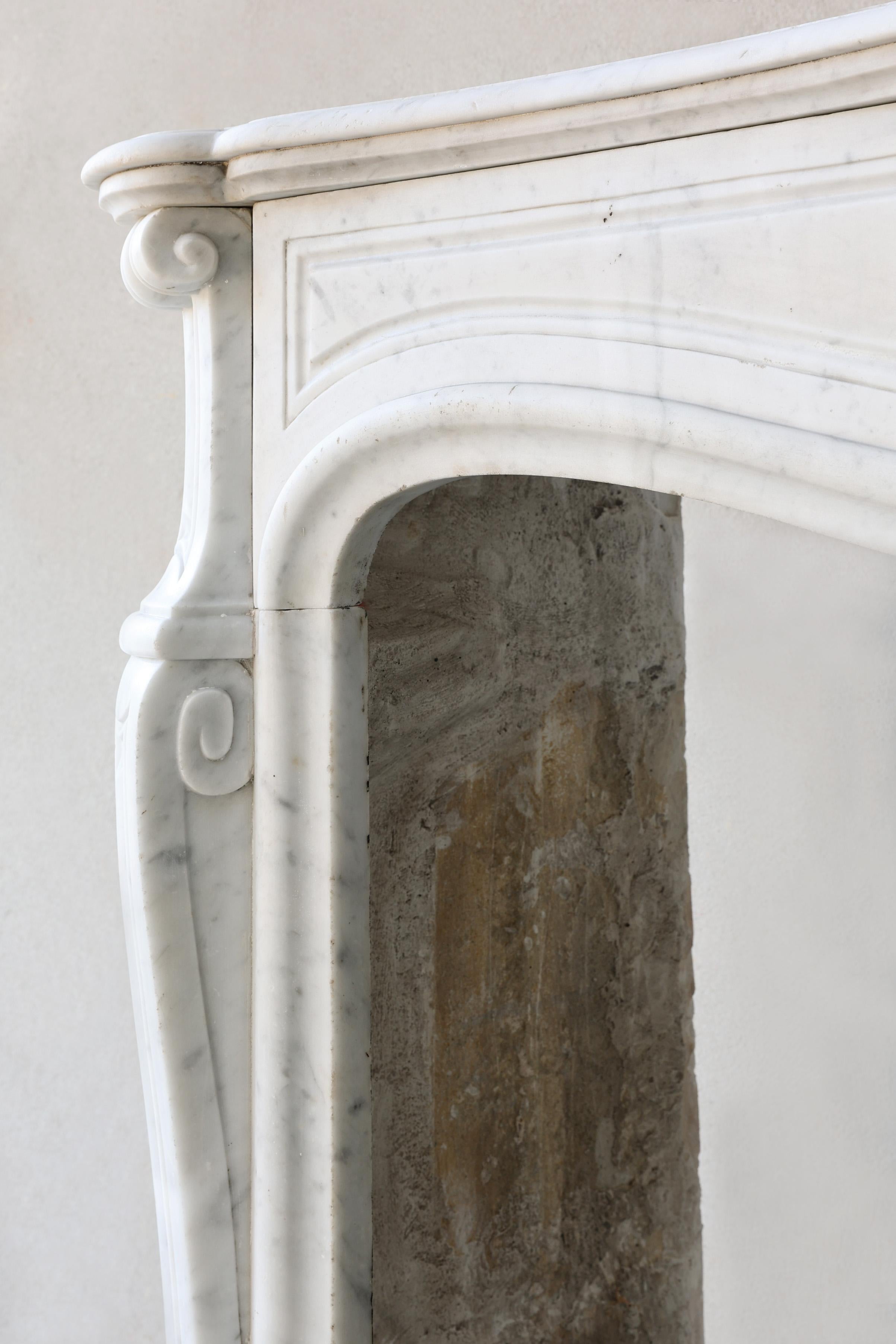 Antiker Kamin aus Carrara-Marmor im Stil von Louis XV. im Angebot 6