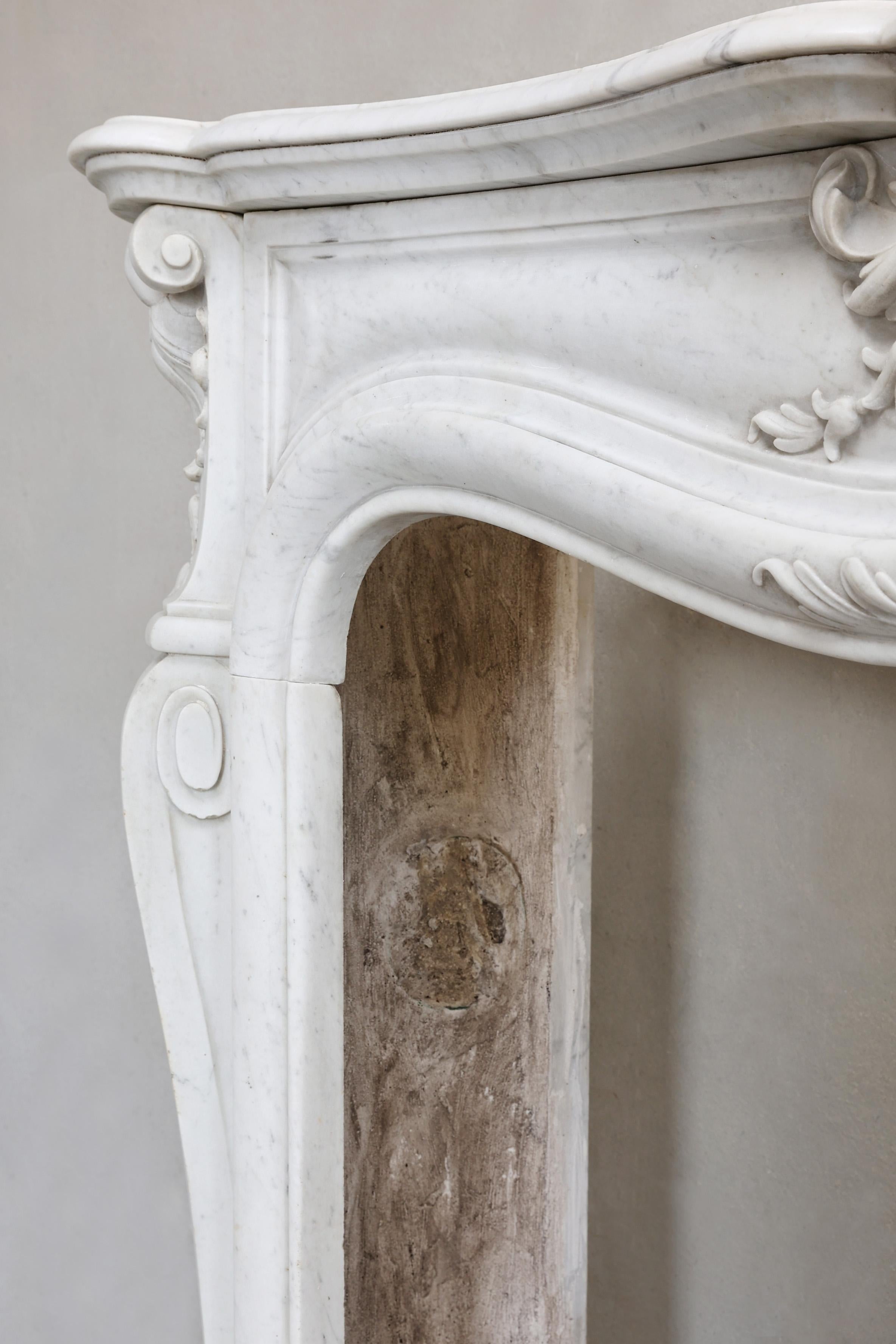 Antique fireplace of carrara marble in style of Louis XV For Sale 5
