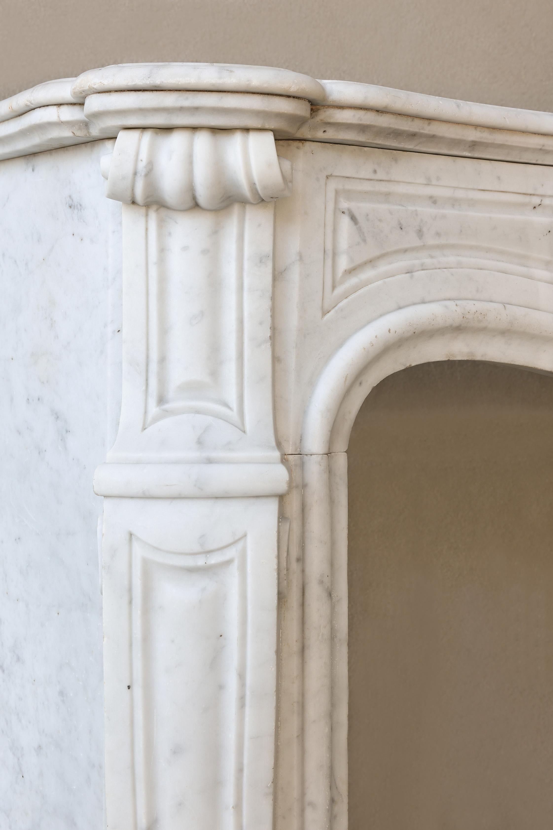 Antiker Kamin aus Carrara-Marmor im Stil von Louis XV. im Angebot 7