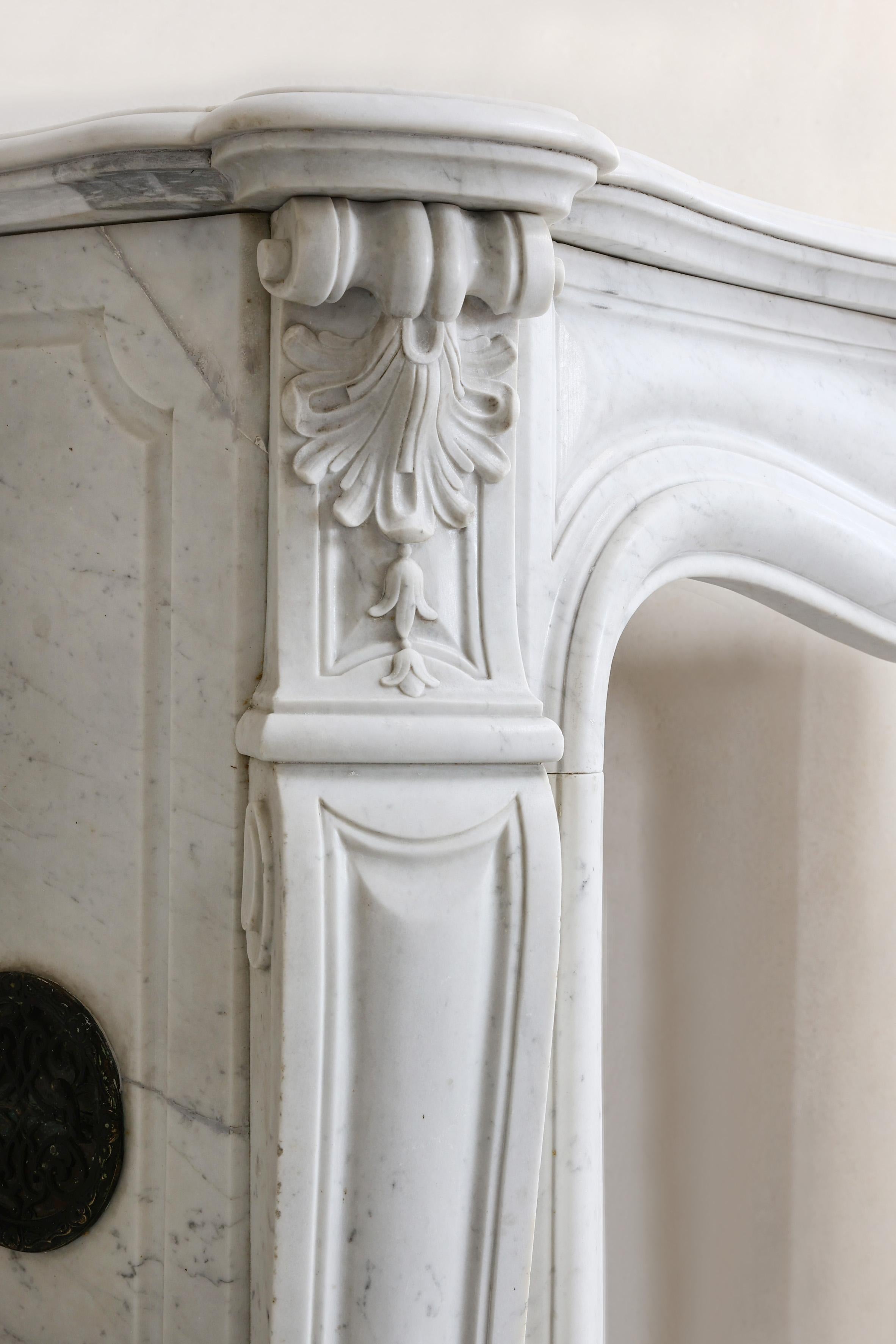 Antique fireplace of carrara marble in style of Louis XV For Sale 6