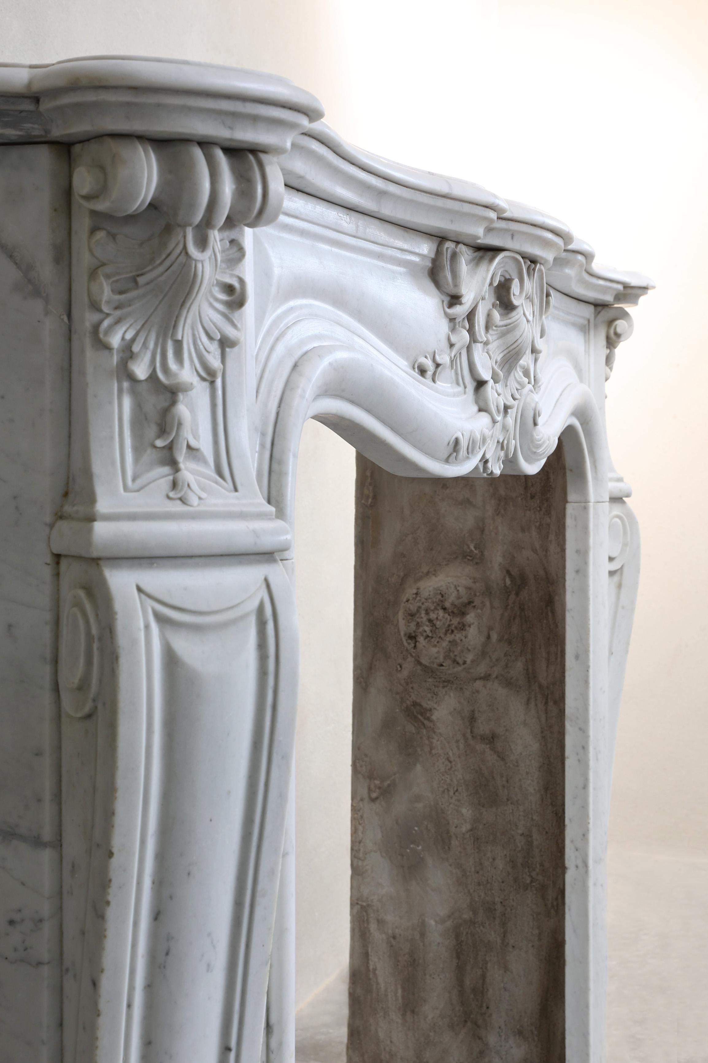 Antique fireplace of carrara marble in style of Louis XV For Sale 7