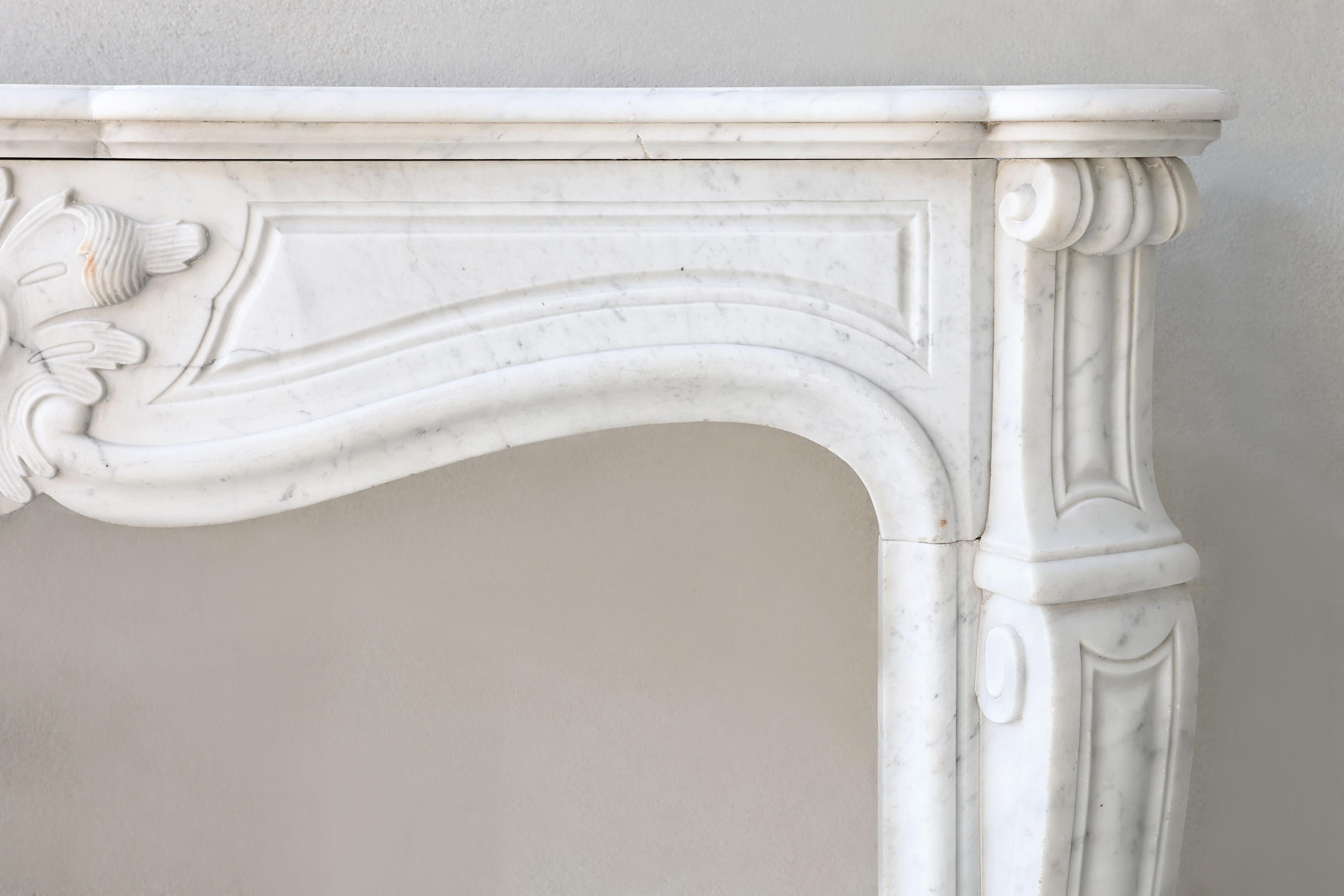 Antiker Kamin aus Carrara-Marmor im Stil von Louis XV. (Französisch) im Angebot
