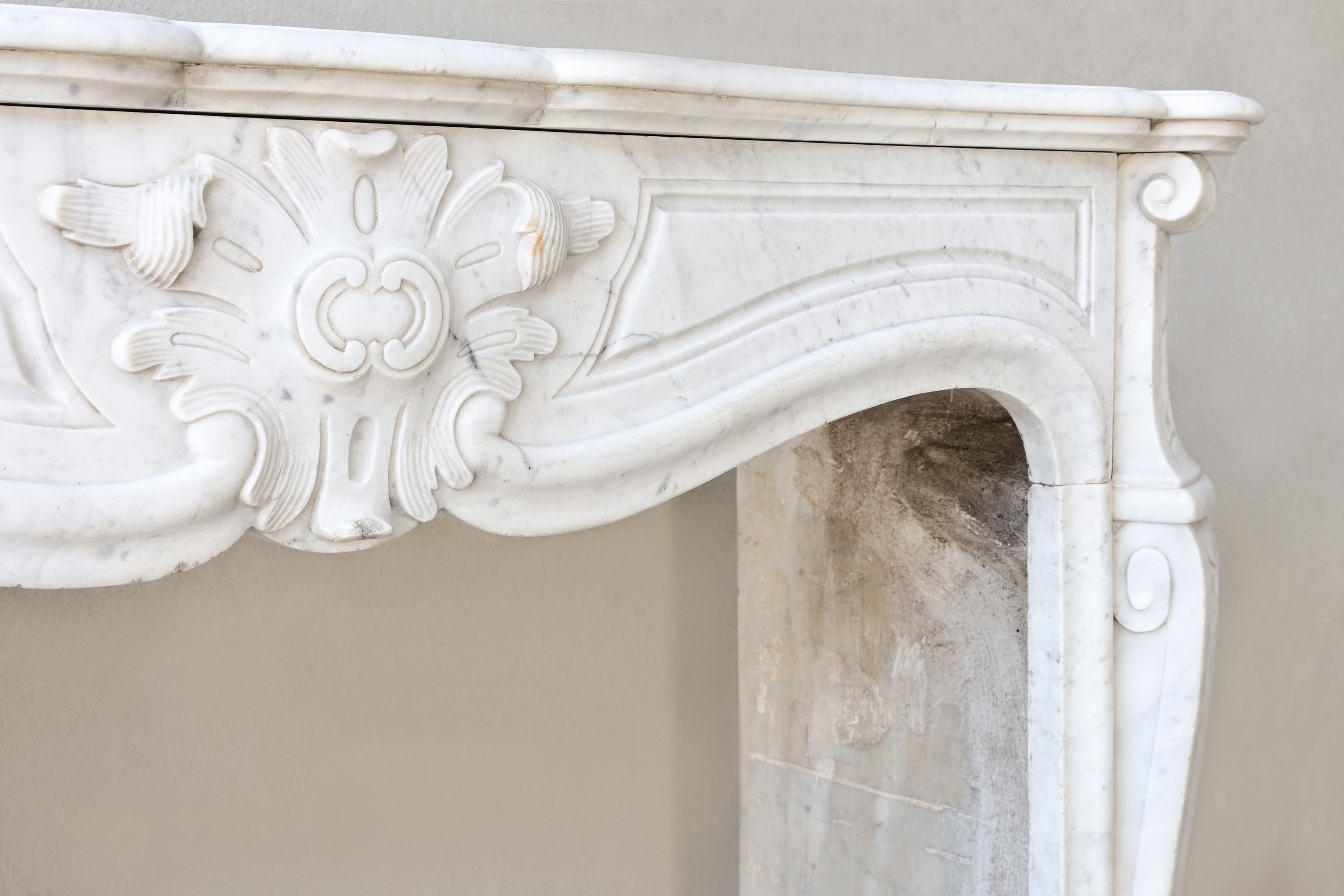 Antiker Kamin aus Carrara-Marmor im Stil von Louis XV. im Zustand „Gut“ im Angebot in Made, NL
