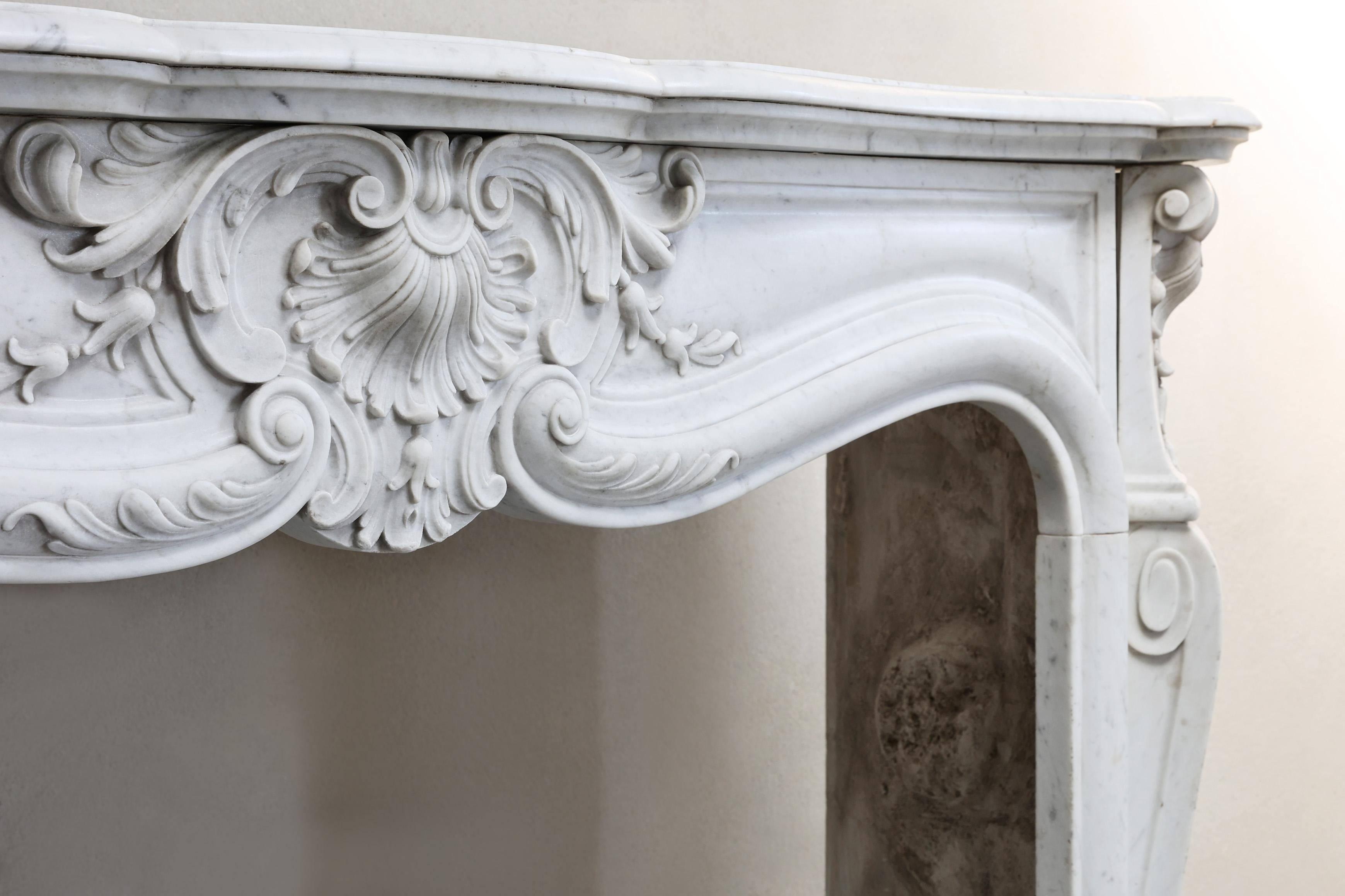 Antique fireplace of carrara marble in style of Louis XV In Good Condition For Sale In Made, NL