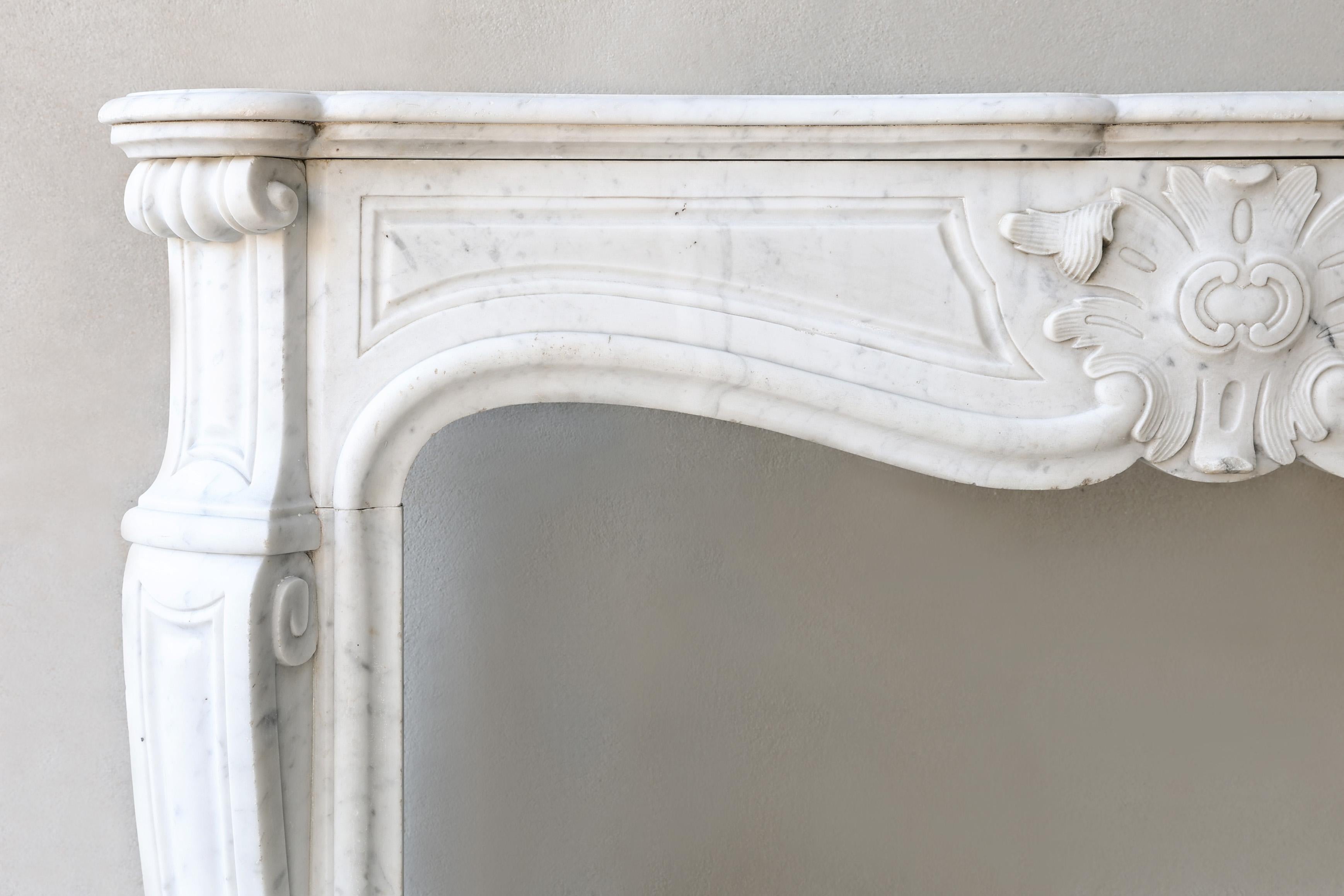 Antiker Kamin aus Carrara-Marmor im Stil von Louis XV. (19. Jahrhundert) im Angebot