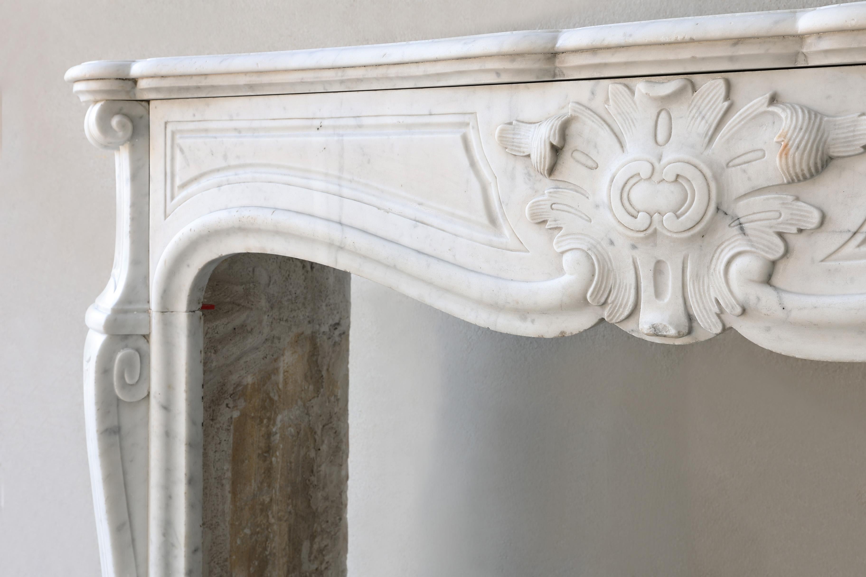 Antiker Kamin aus Carrara-Marmor im Stil von Louis XV. im Angebot 1