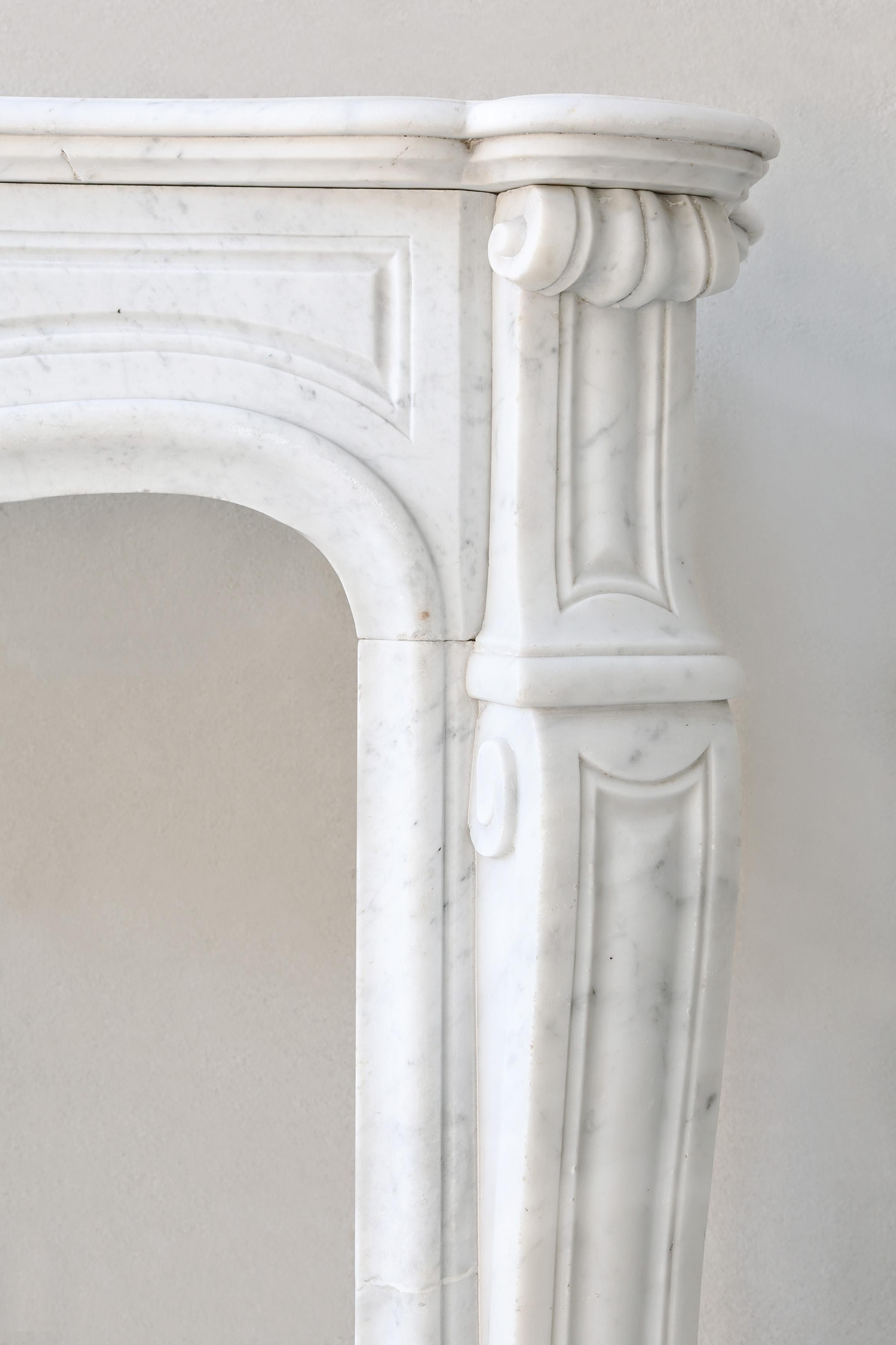 Antiker Kamin aus Carrara-Marmor im Stil von Louis XV. im Angebot 2