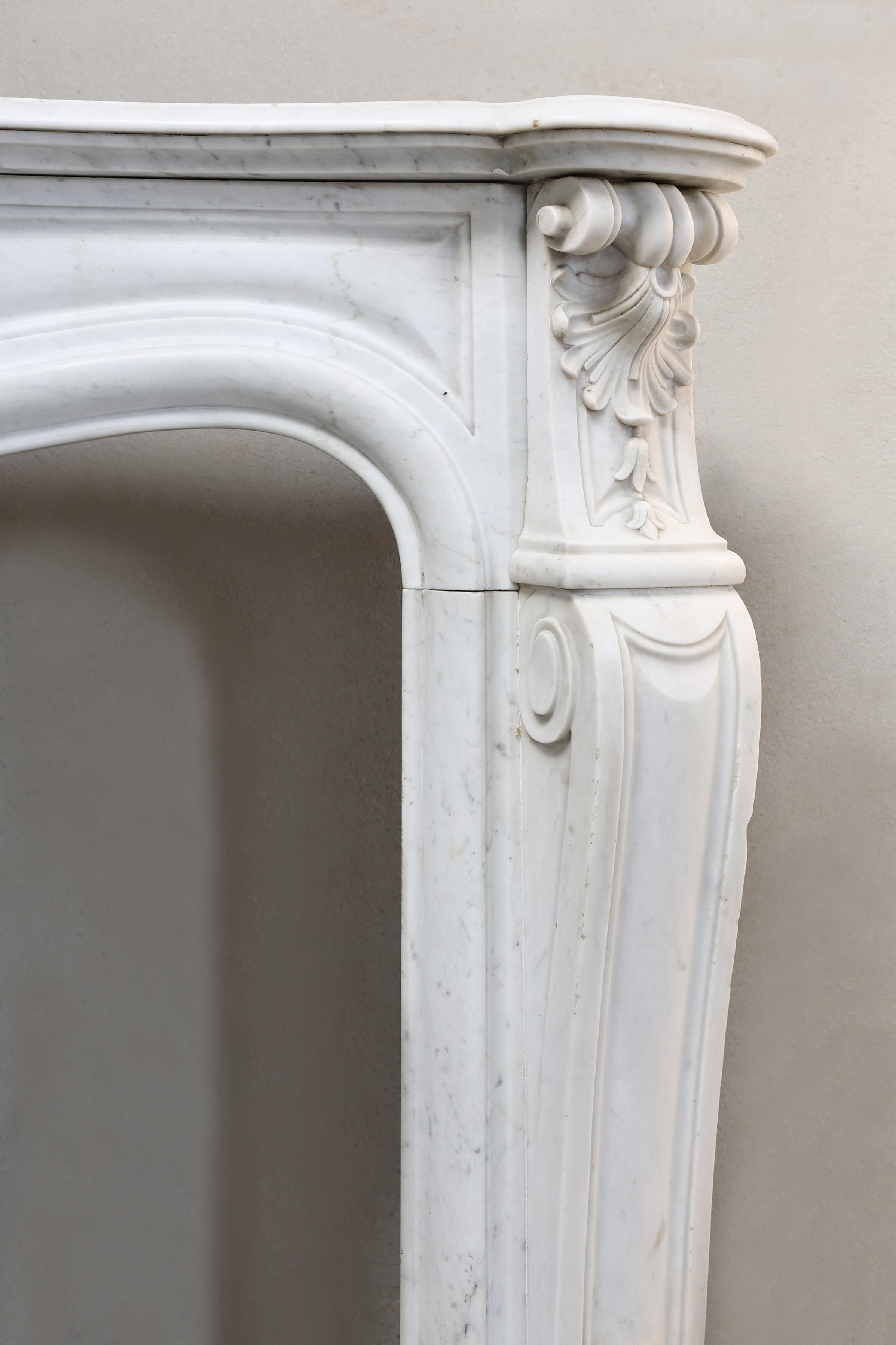 Antique fireplace of carrara marble in style of Louis XV For Sale 1