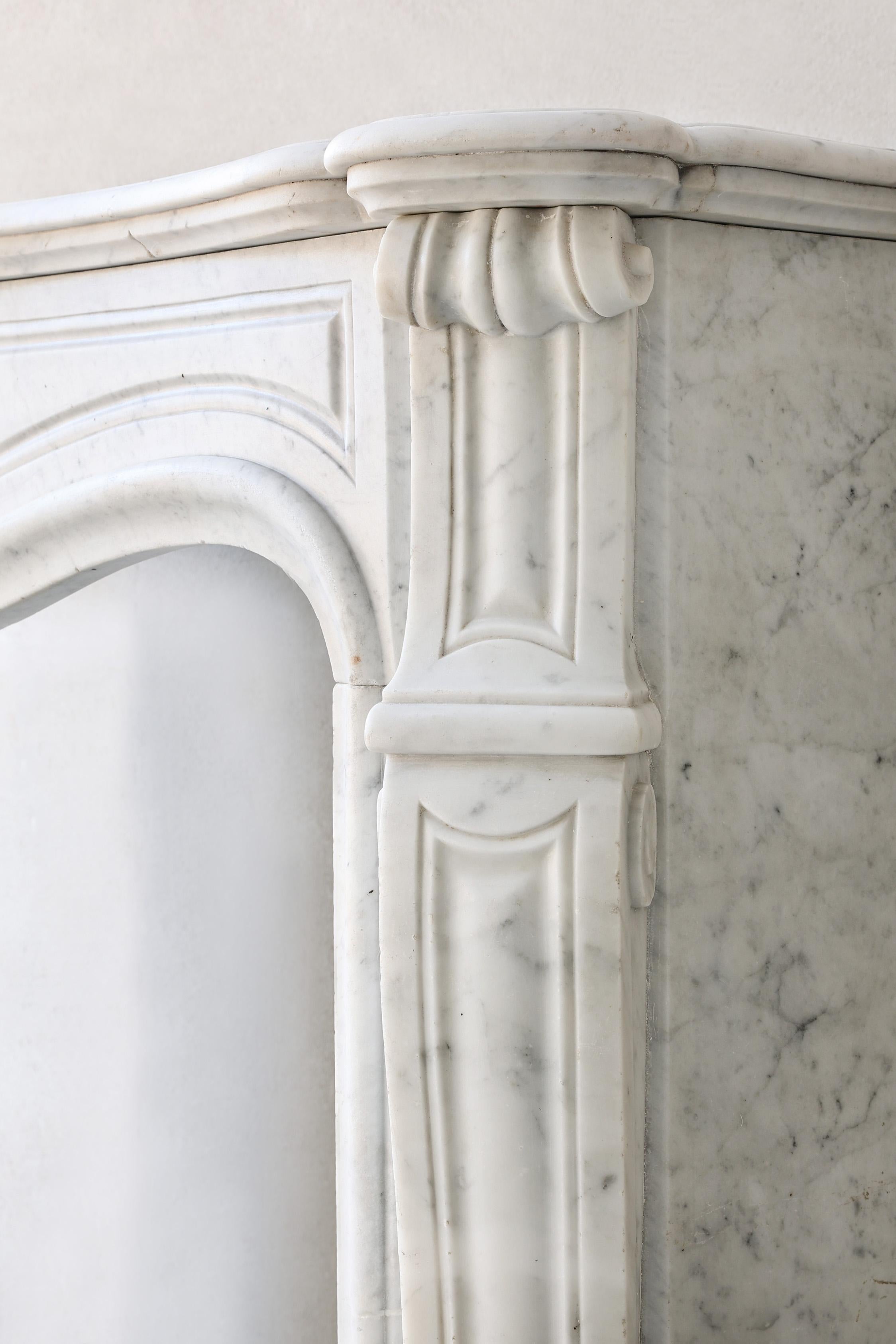 Antiker Kamin aus Carrara-Marmor im Stil von Louis XV. im Angebot 3