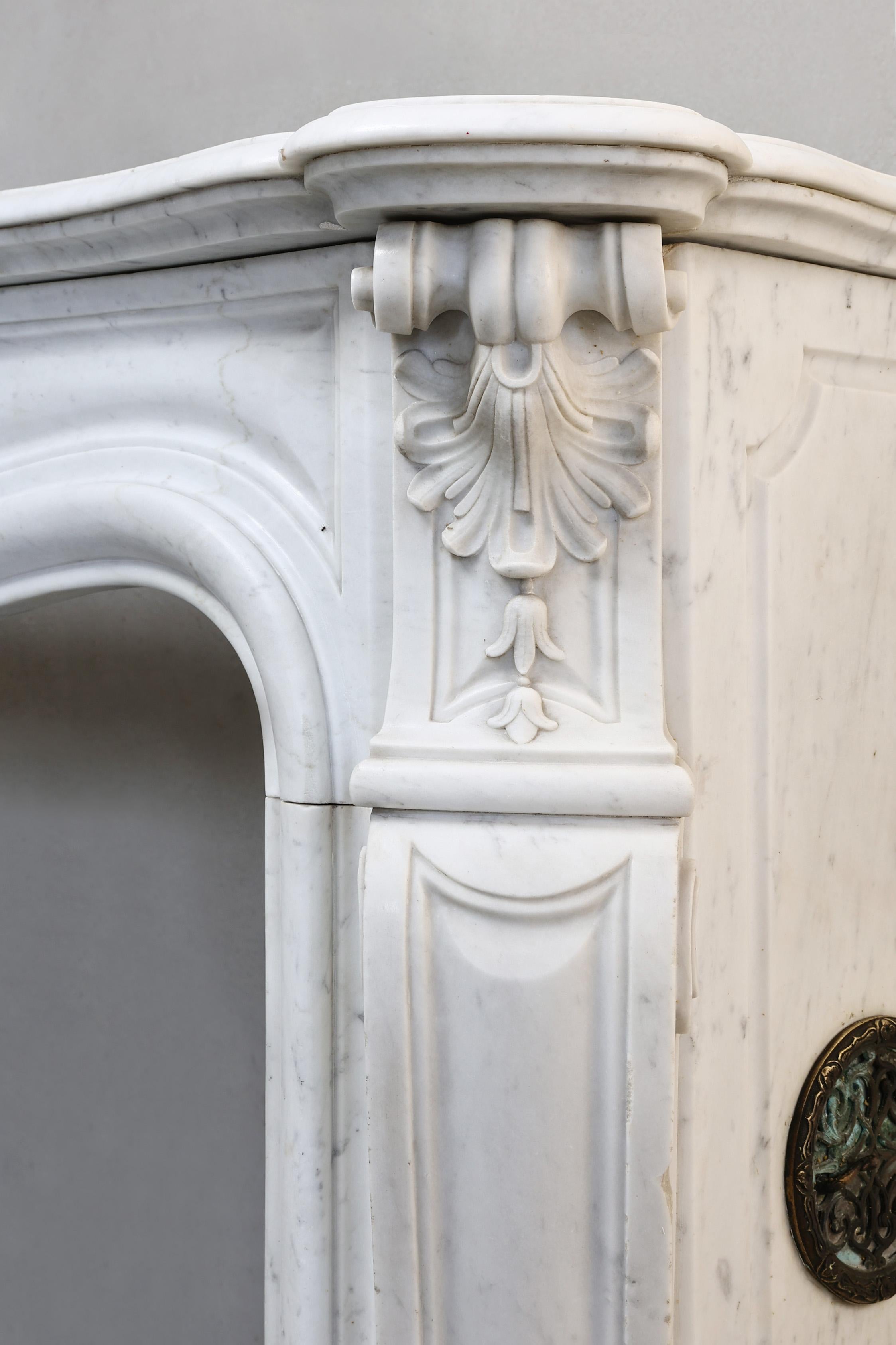 Antique fireplace of carrara marble in style of Louis XV For Sale 2