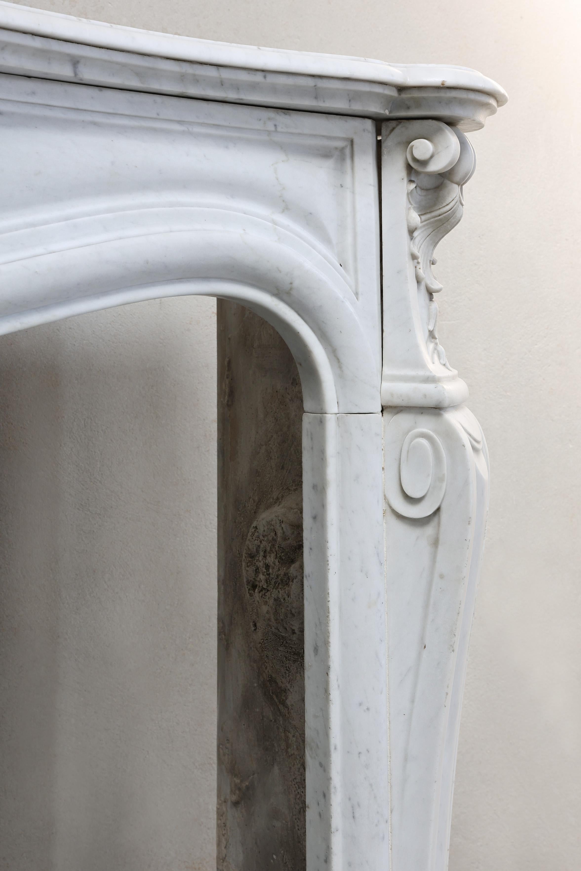Antique fireplace of carrara marble in style of Louis XV For Sale 3