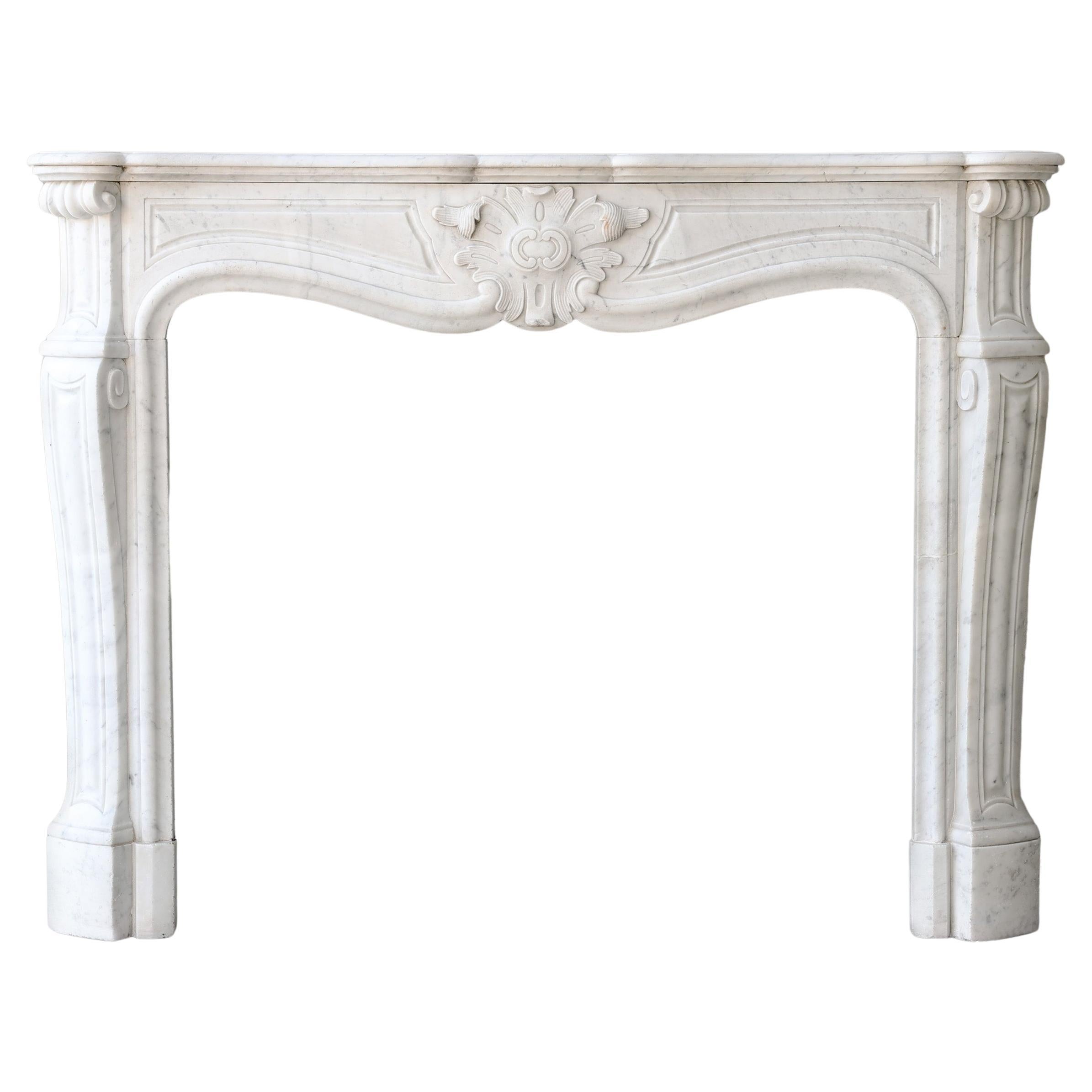 Cheminée ancienne en marbre carrara dans le style Louis XV