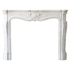 Cheminée ancienne en marbre carrara dans le style Louis XV