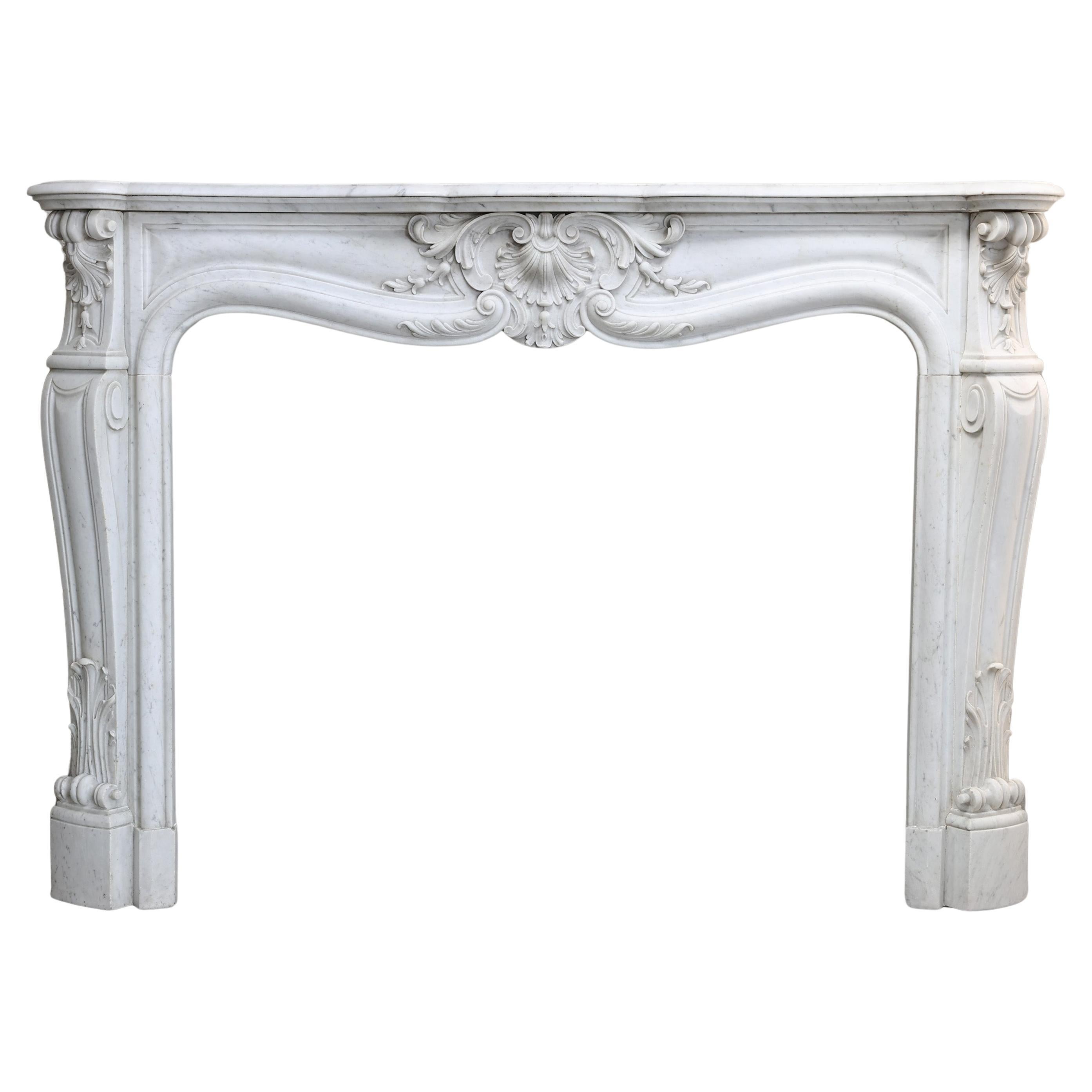 Cheminée ancienne en marbre carrara dans le style Louis XV