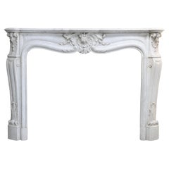 Cheminée ancienne en marbre carrara dans le style Louis XV