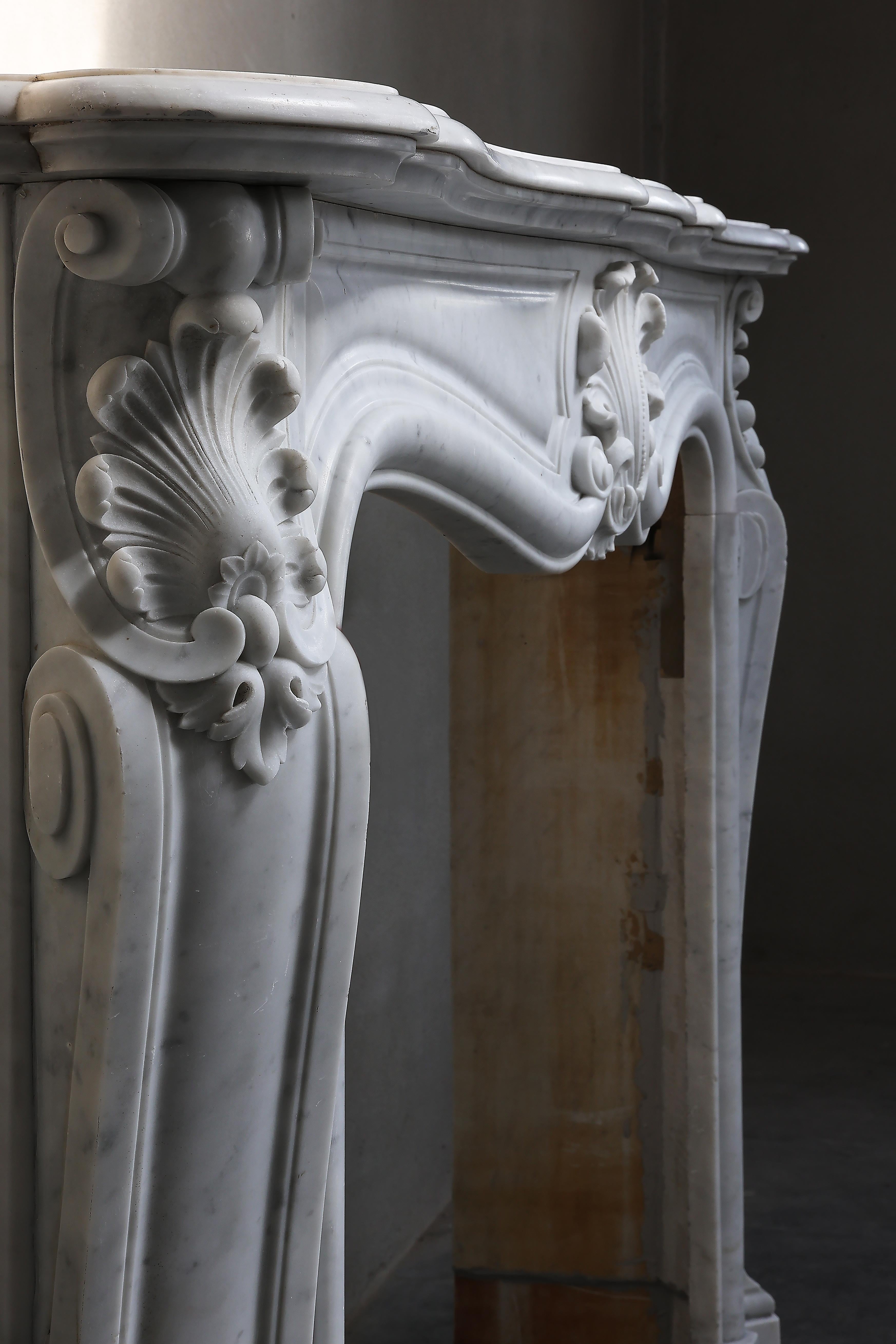 Cheminée ancienne en marbre de Carrare de style Louis XV du 19ème siècle en vente 6