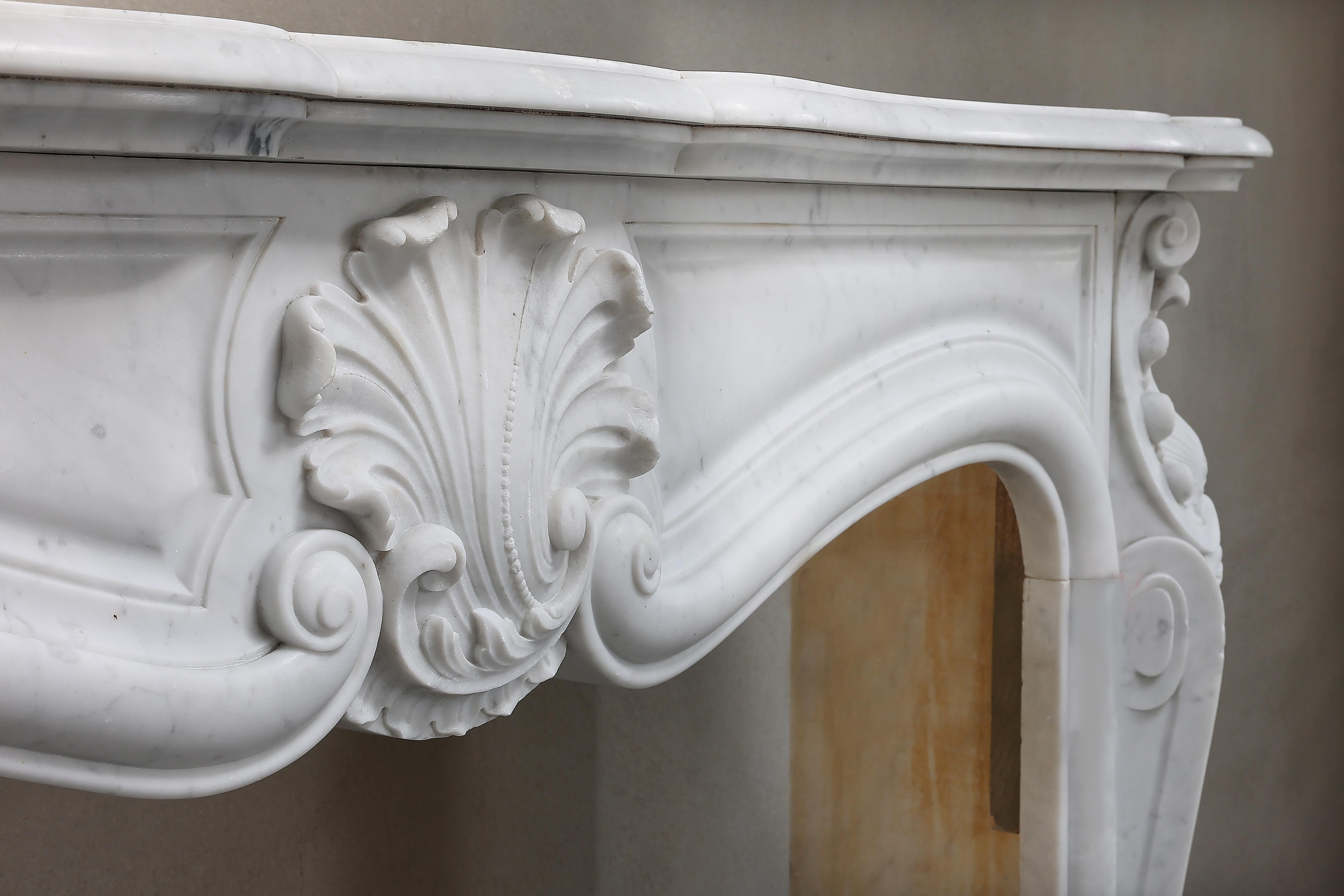 Français Cheminée ancienne en marbre de Carrare de style Louis XV du 19ème siècle en vente